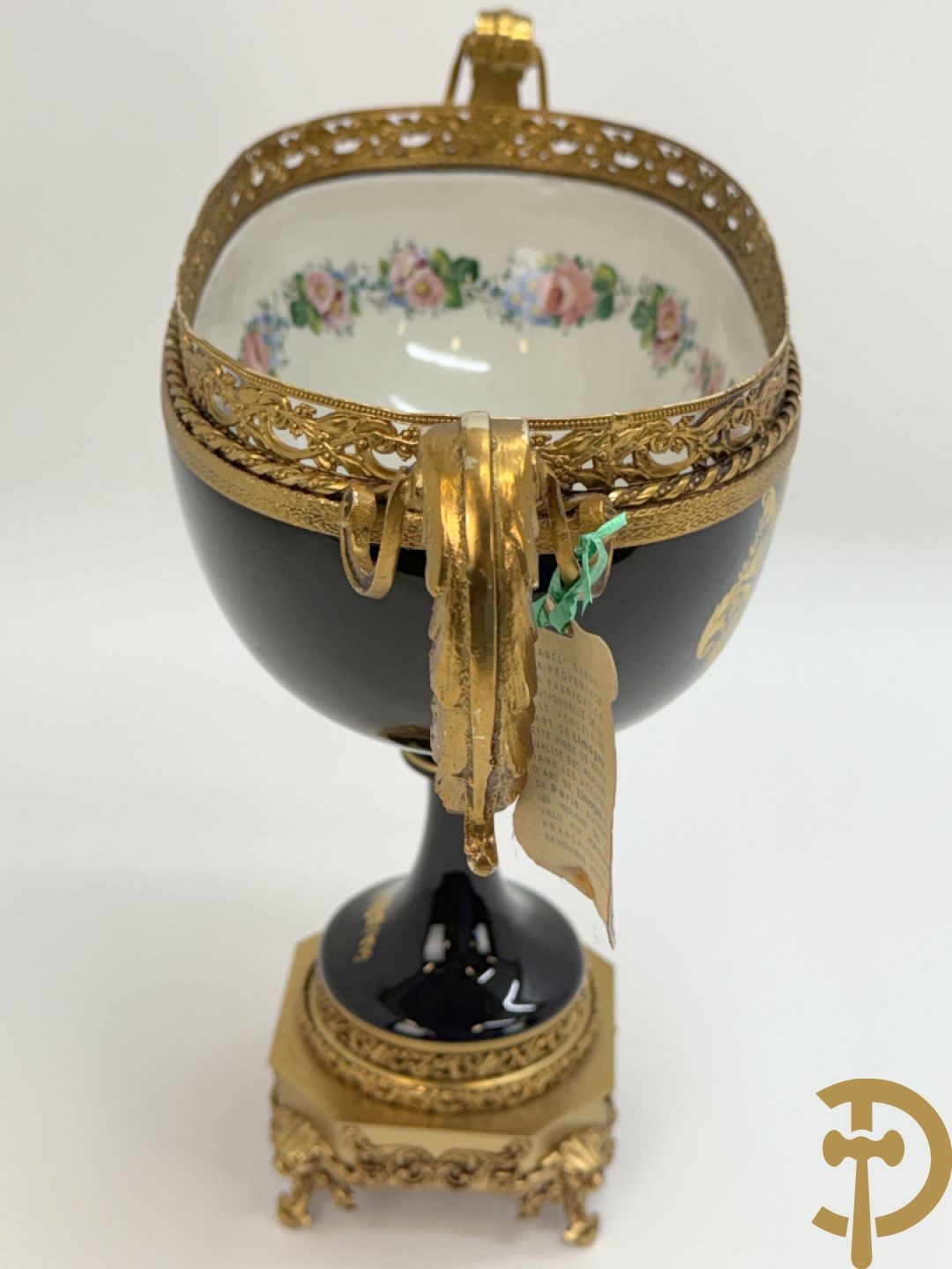 Coupe in kobaltblauw porselein met romantische geanimeerde scène, Rons E. getekend, Limoges France