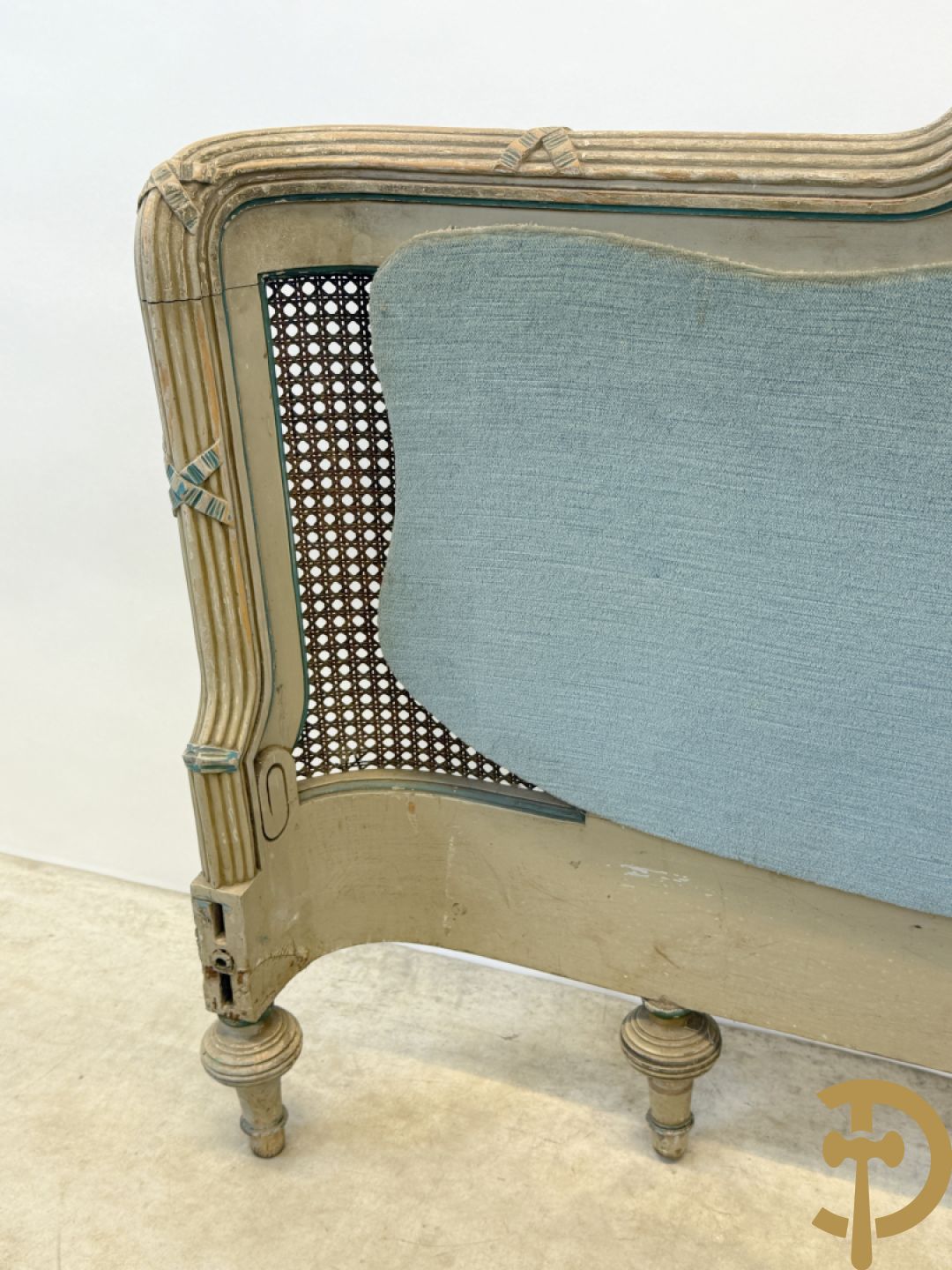 Gepatineerd Louis XVI bed met cannage en guirlandes + 2 muurconsoles met cannage en marmeren blad