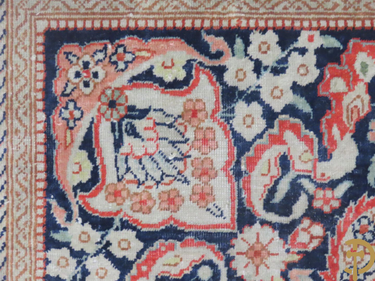 Zijden handgeknoopt tapijt met amfoor en bloemendecor