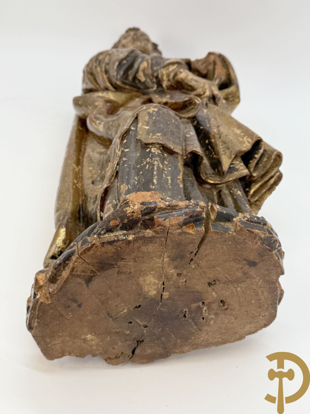 Gepolychromeerde houtsculptuur van man met mantel