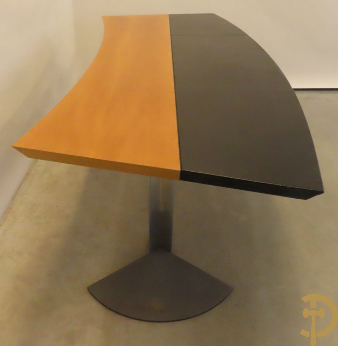 Designbureel met halfrond blad van notelaar met leder bekleed op gietijzeren onderstel met chromé afwerking