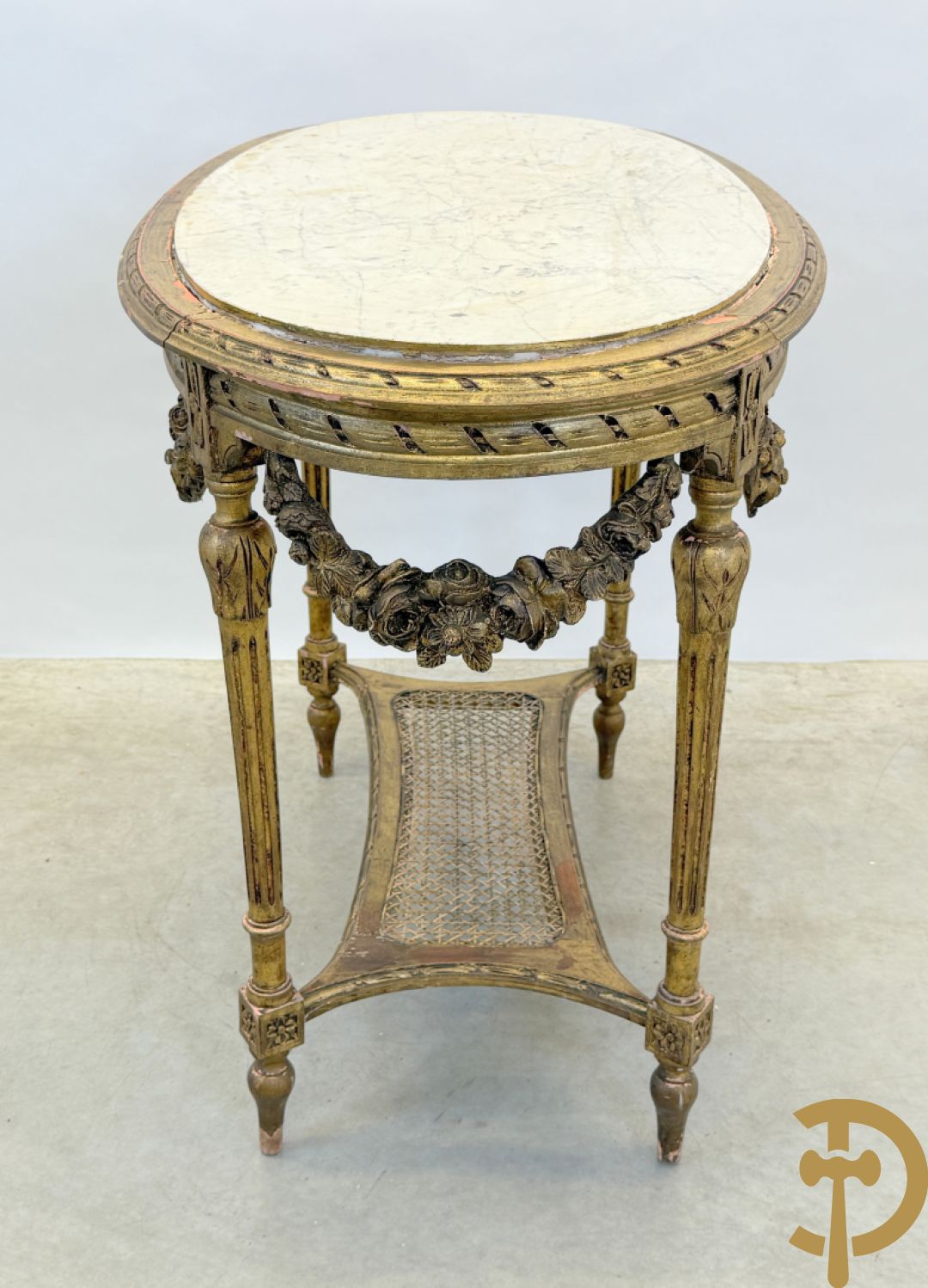 Ovale vergulde bijzettafel, Louis XVI stijl, met bloemenguirlandes, canage en marmeren blad