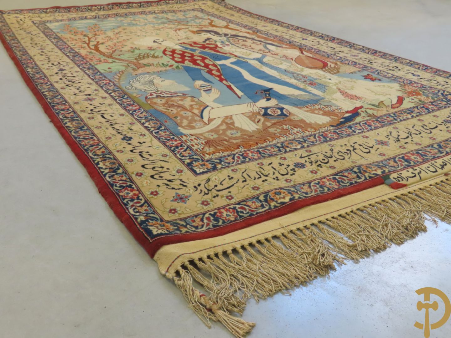 Perzisch handgeknoopt tapijt ispahan met figuratieve voorstelling van elegant koppel bij ouderling in landschap - getekend