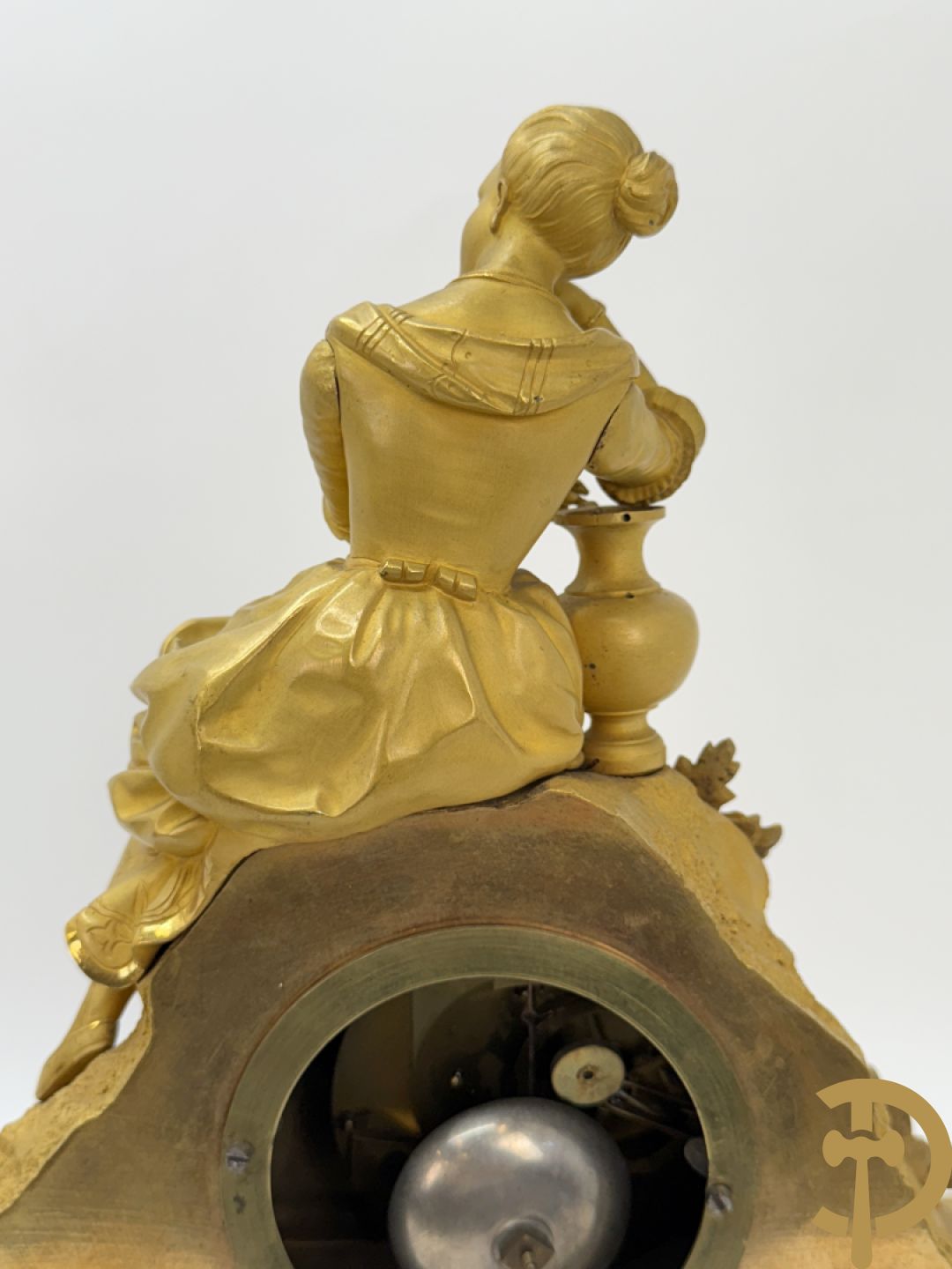 Vergulde bronzen pendule met dame onder globe, Boursier Elève de Lepaute à Paris getekend