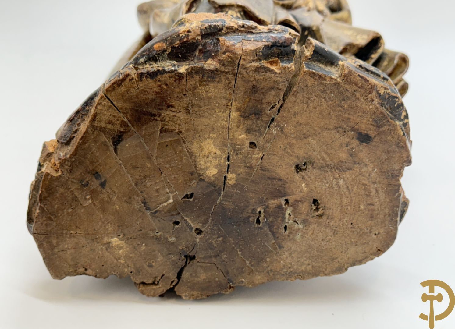 Gepolychromeerde houtsculptuur van man met mantel