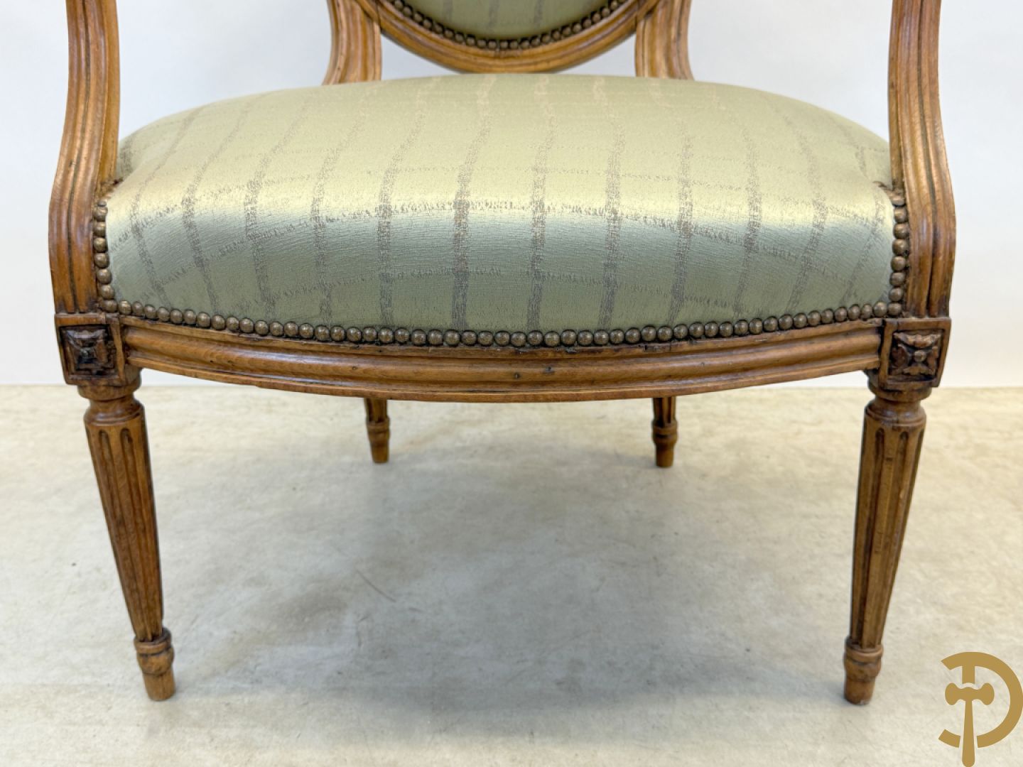 Paar Louis XVI stijl armzetels met ovale medaillon - op gecanneleerde poten
