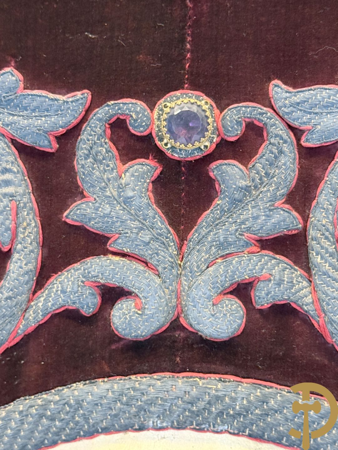 Processiebannier met bordeaux vaandel bezet met goudbrocaat van accanthusranken, Wortegem 1878, centraal handbeschilderd medaillon met voorstelling van Franciscus Xaverius - gehouden door verguld houtgesculpteerd ornament