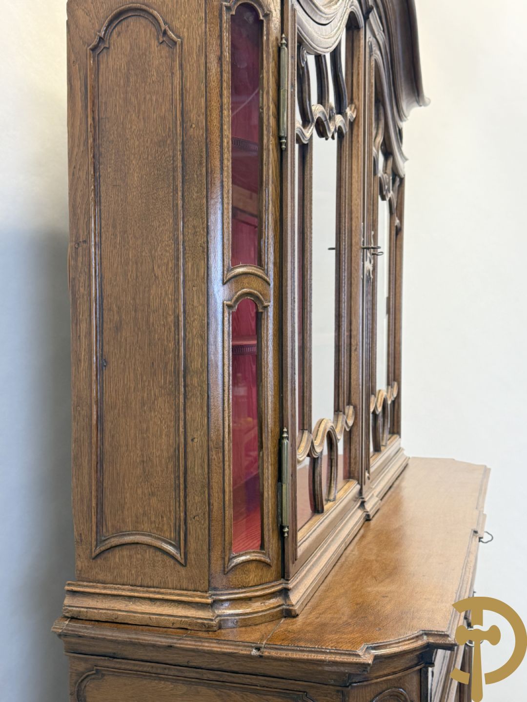 Massief eiken Luikse vitrinekast, boven met 2 beglaasde deuren en gebogen kop, Louis XV stijl, 18e