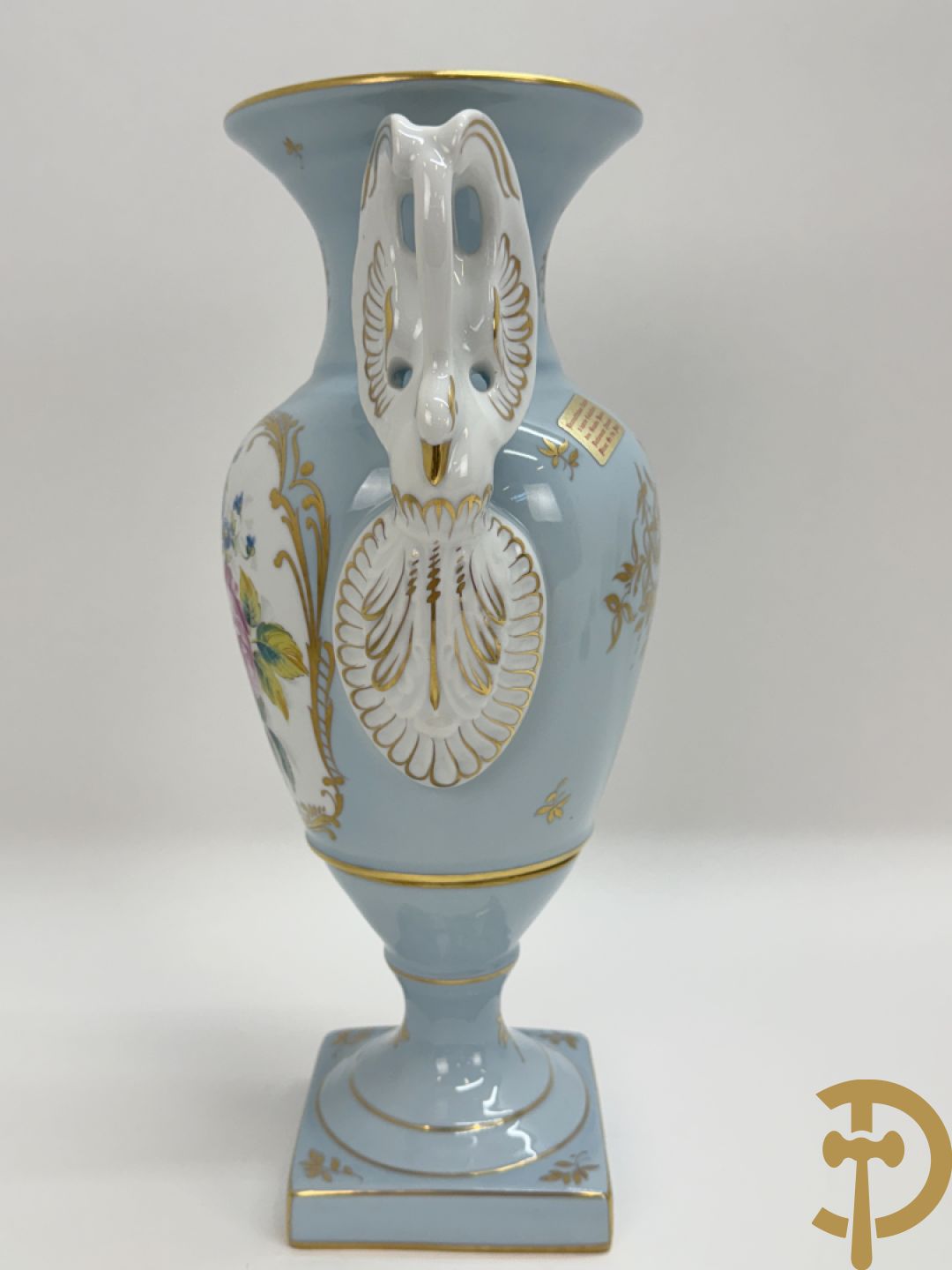 Mooi lot Limoges porselein bestaande uit grote en kleine Medici vaas met bloemendecor, 3 cache pots, bord, 2 coupes, Tas en schoteltje (9 stuks in totaal)