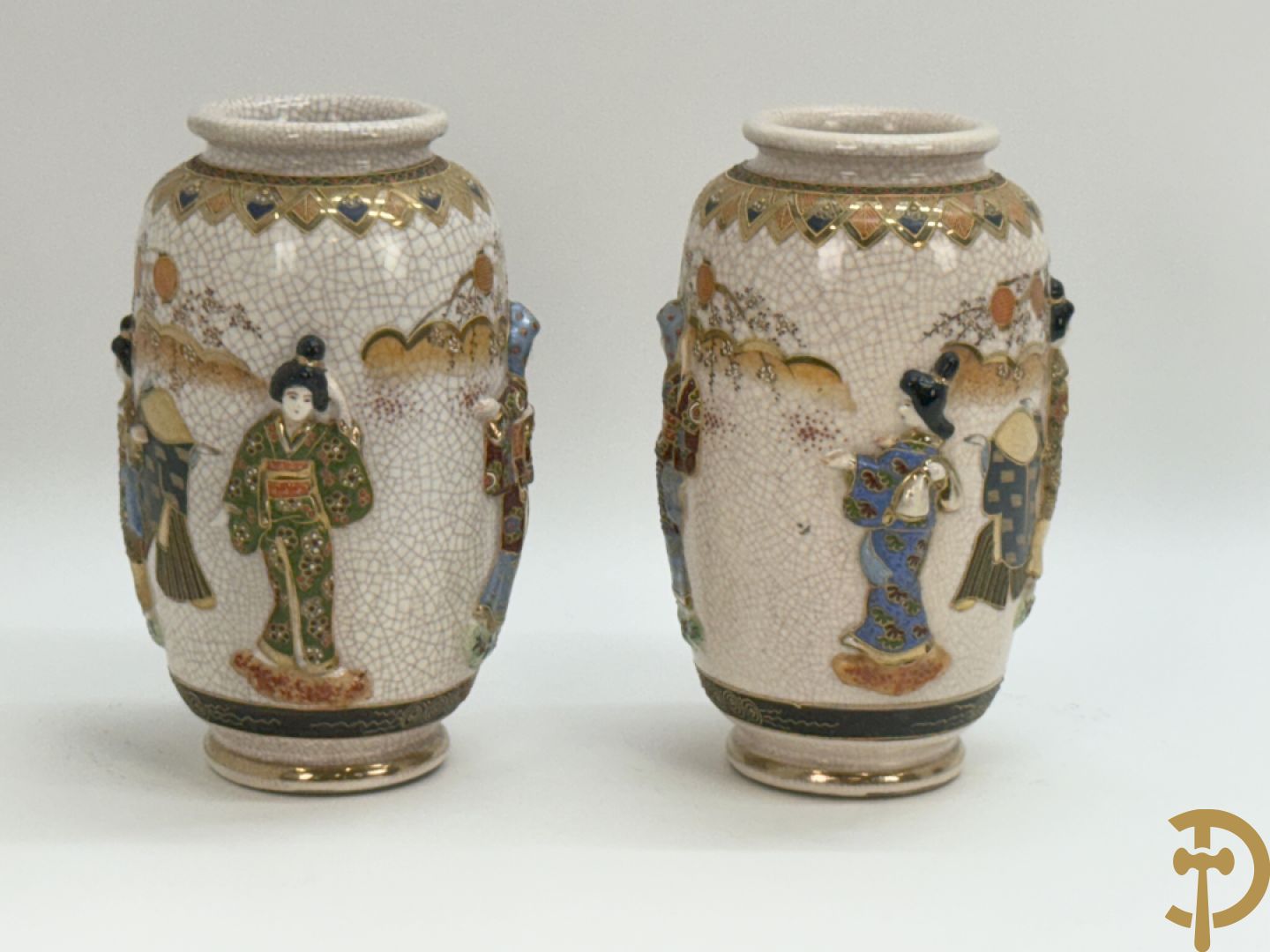 Paar Japanse Satsumat vazen met basrelief decor van gheisha