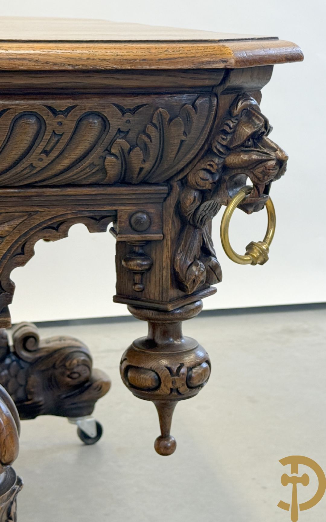 Massief eiken dolfijnetafel met knorrenlijst en leeuwenkoppen, Neo Renaissence stijl + 6 eiken stoelen met sculptuur