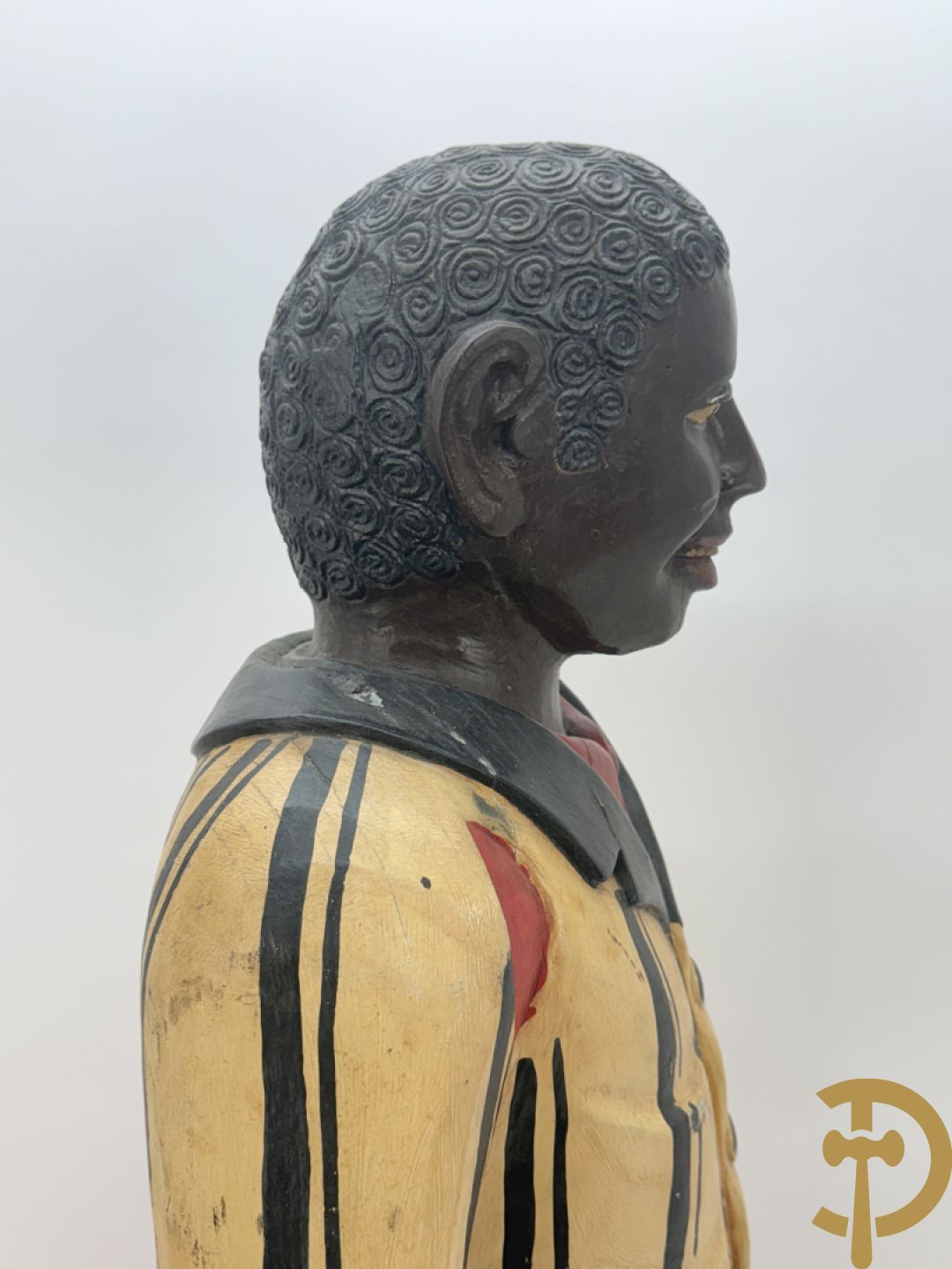 Houtgesculpteerd beeld van staande man
