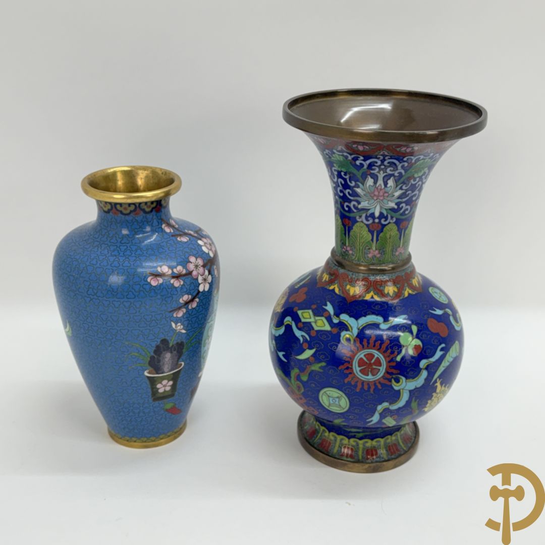 Acht stuks cloisoné w.o. paar dekselpotiches met bloemendecor, 4 vaasjes, coupe en vogel