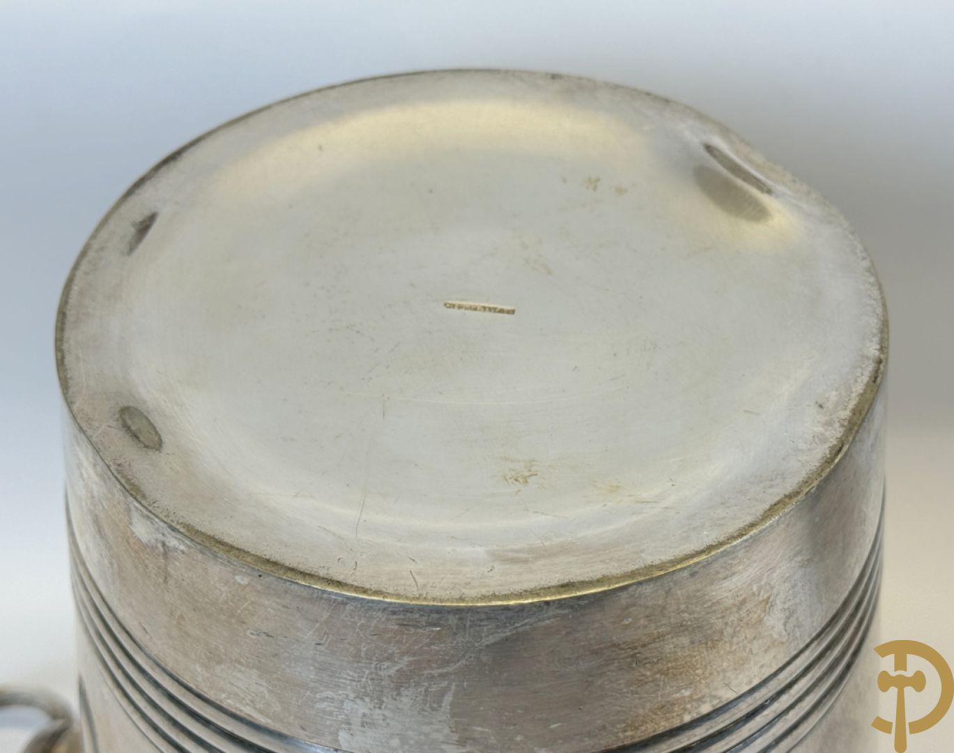 Verzilverde champagne emmer in doos, St.Médard + verzilverde champagne emmer H. Botte & Fils (bluts in voet) + verzilverde coupevormige champagne emmer Bohrman Franfurt gemerkt + verzilverde coupevormige champagne emmer met 2 oren en accanthusranken + verzilverde shaker