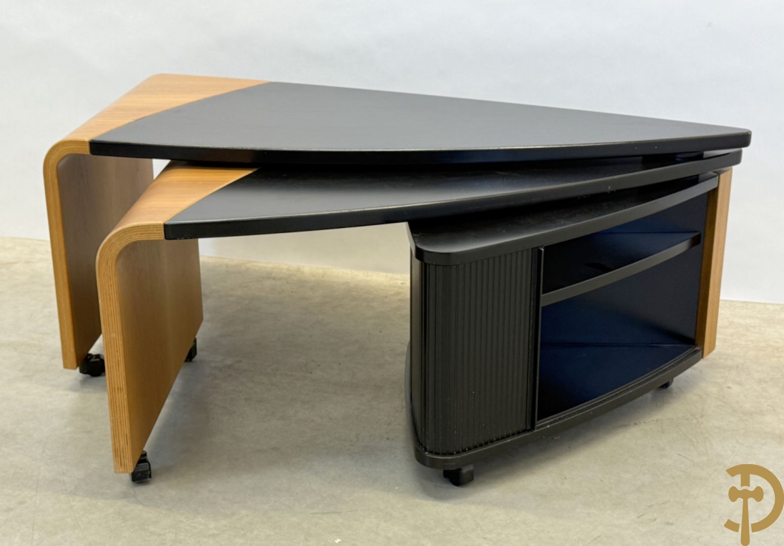 Openschuifbare design tafel - 3 ledig met centraal opbergmeubeltje