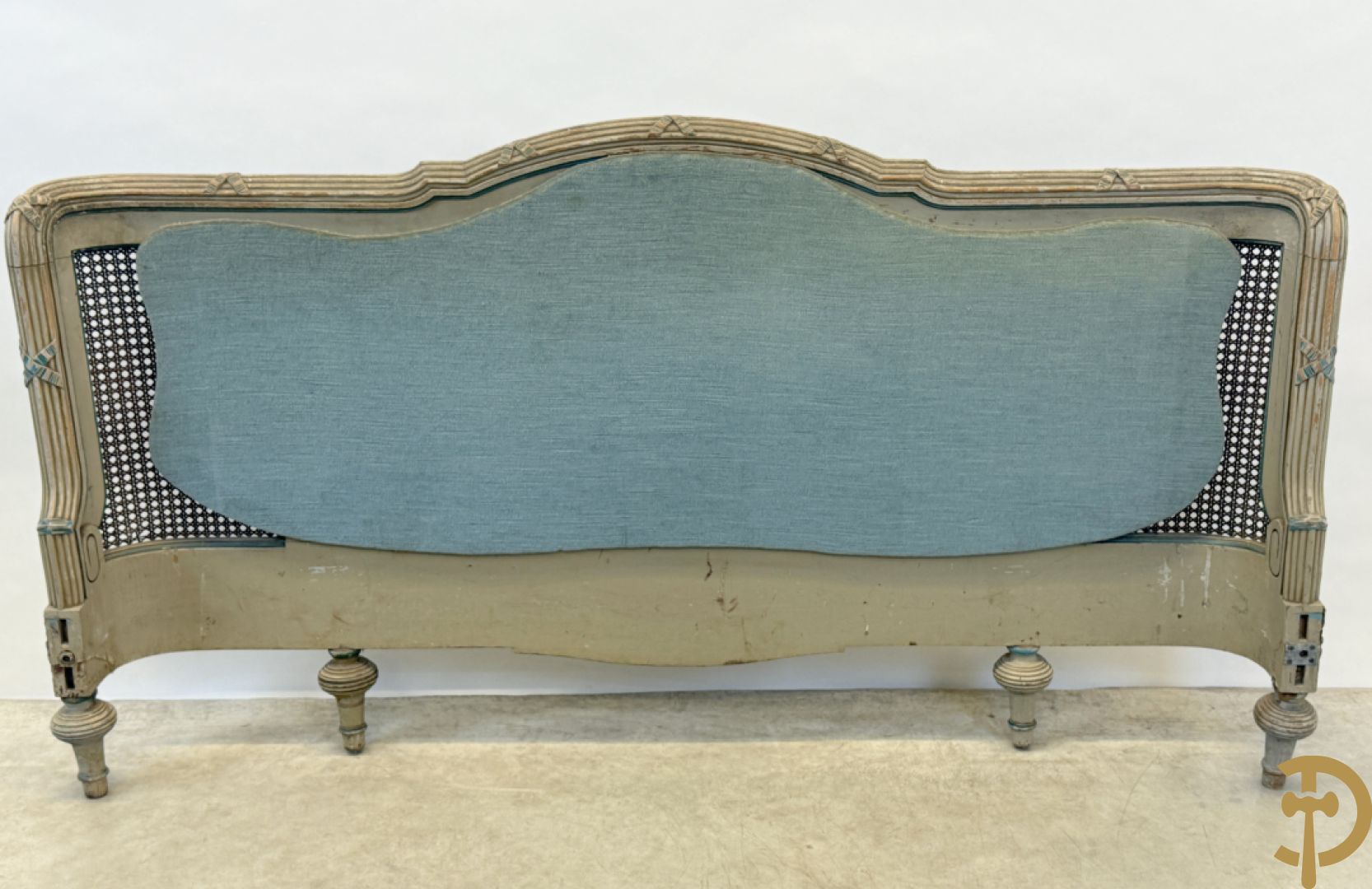 Gepatineerd Louis XVI bed met cannage en guirlandes + 2 muurconsoles met cannage en marmeren blad