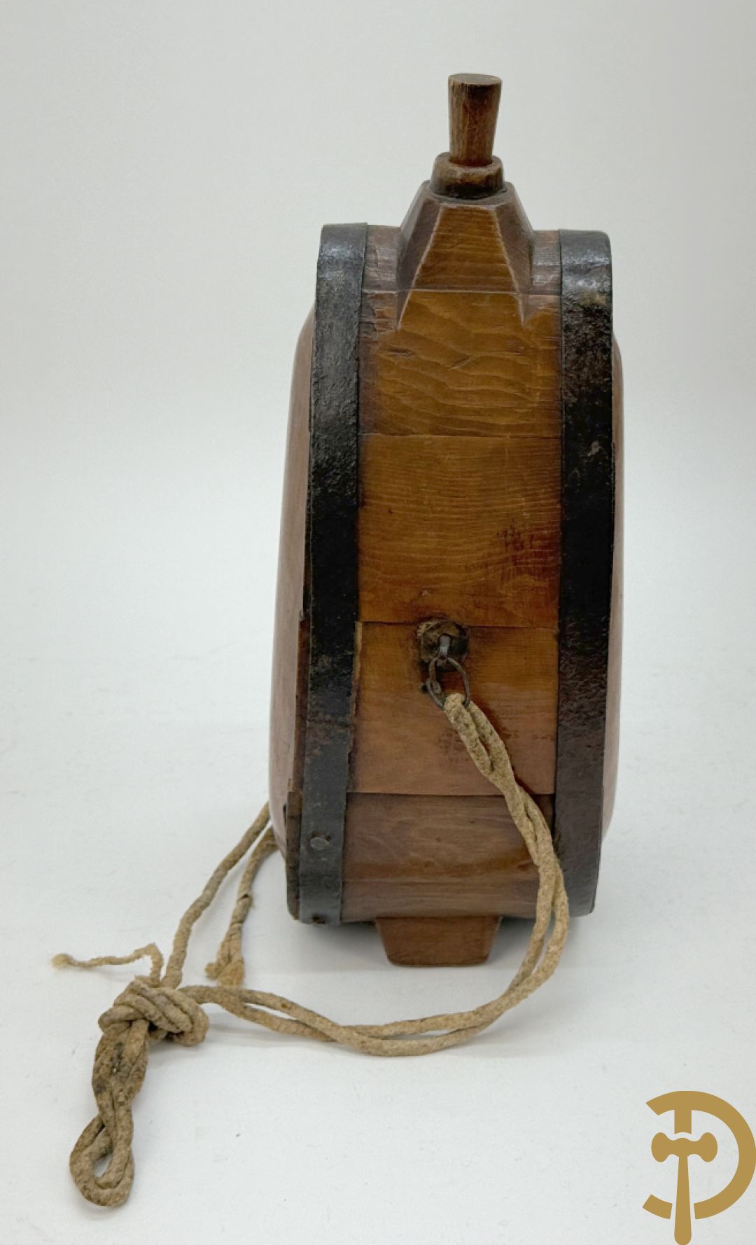 Lot folklore w.o. antieke gemerkte (IBT BCR) houten muurdoos 1845, karner zonder stok, antieke houten veldfles (gourde) 19e + houten sculptuurtje