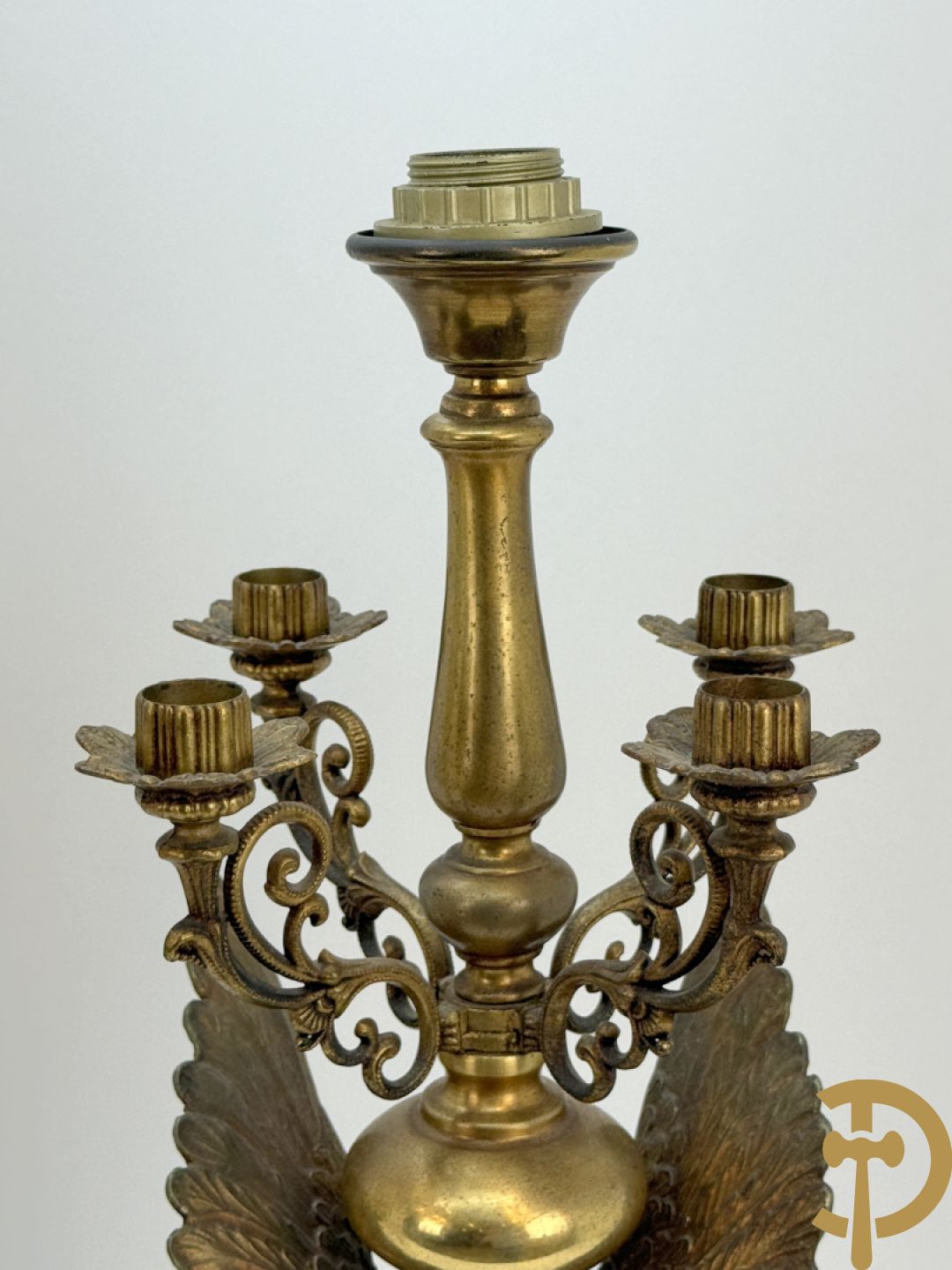 Paar vintage lampadaires met adelaar, bovenaan bekroond met 4 kaarsenhouders en lichtpunt