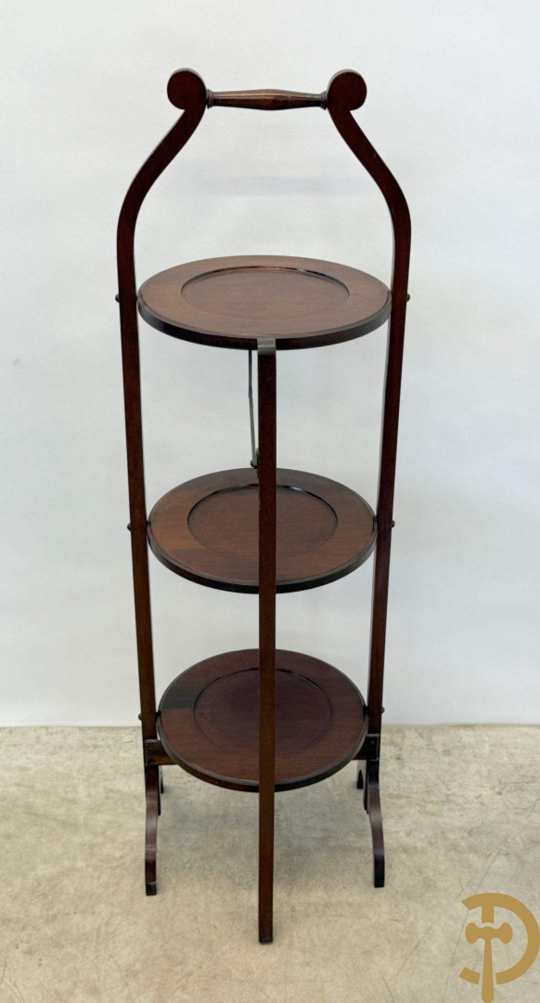 Paar Engelse notelaren bijzettafels + notelaren cakestand + notelaren salontafel met leder bekleed