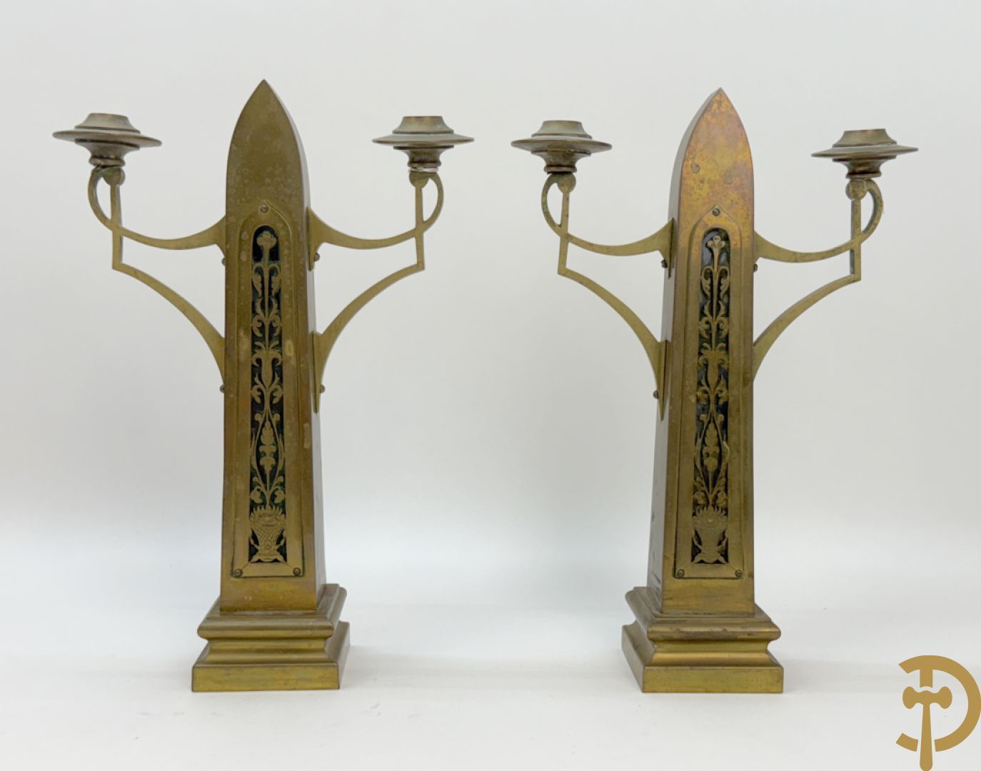 Driedelige koperen Art Nouveau garnituur bestaande uit kapelvormige pendule geflankeerd door paar kandelaars