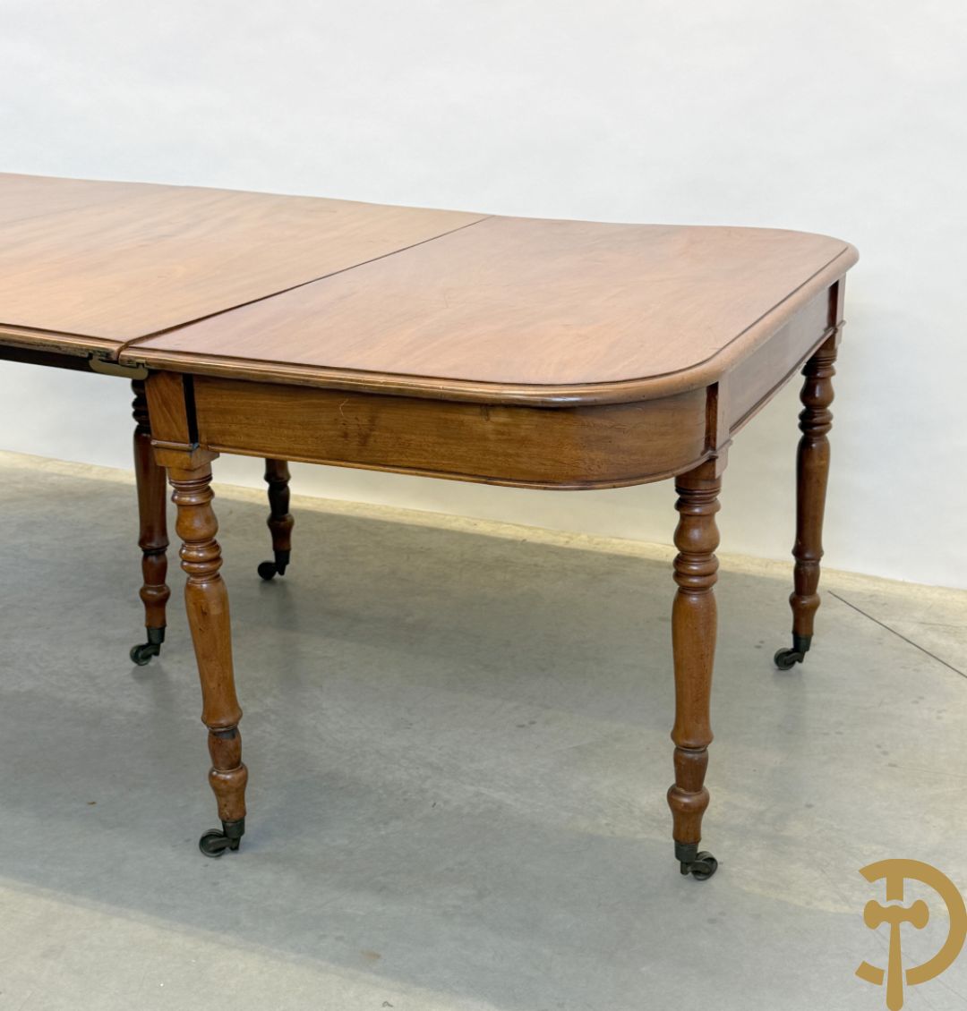 Engelse mahoniehouten tafel op 8 ballusterpoten (met 2 verlengstukken)