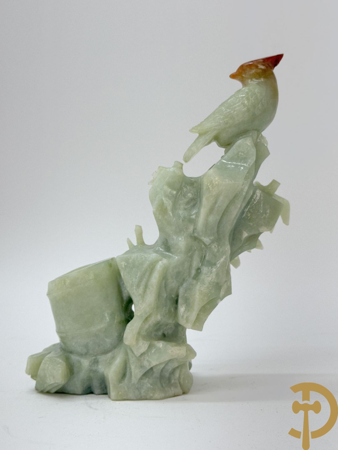 Vier Chinese handgesculpteerde vogels in jadeiet met bloemendecoratie