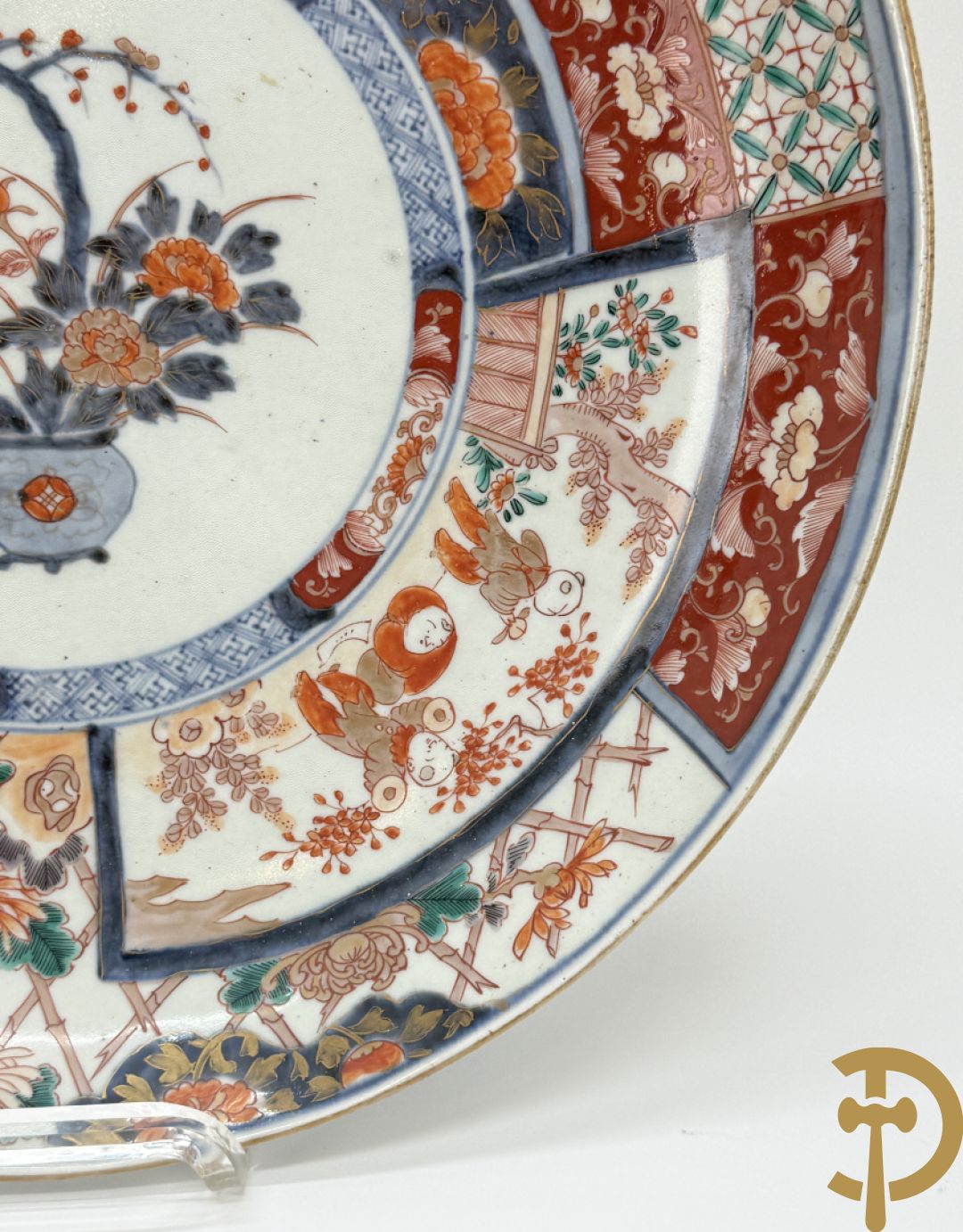 Twee porseleinen Imari schotels