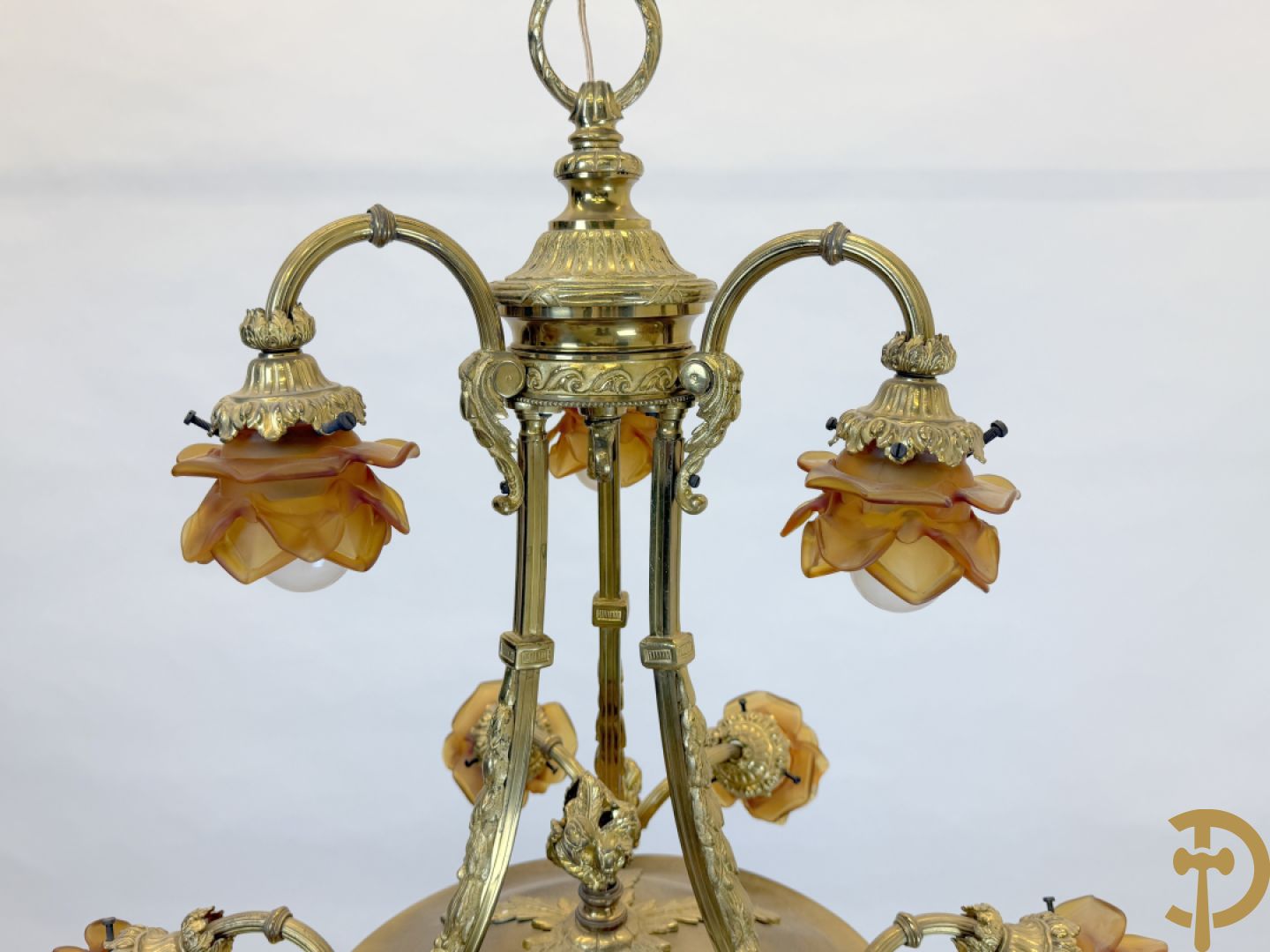 Vuurvergulde bronzen luchter met 9 lichtpunten bezet met roosjes en albast coupe onderaan