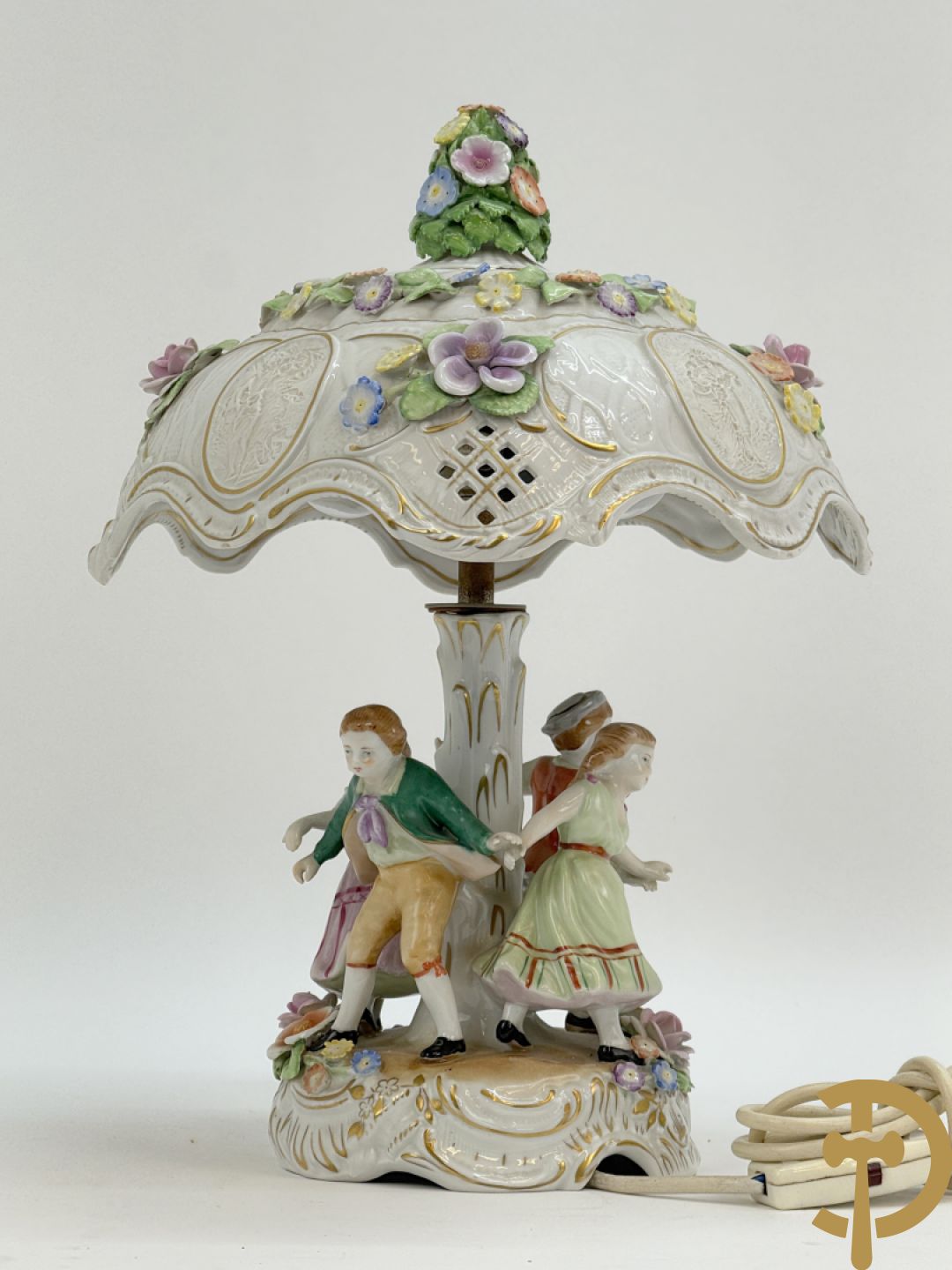 Porseleinen lampadaire met dansende figuren, bovenaan met porseleinen kap bezet met bloemmetjes