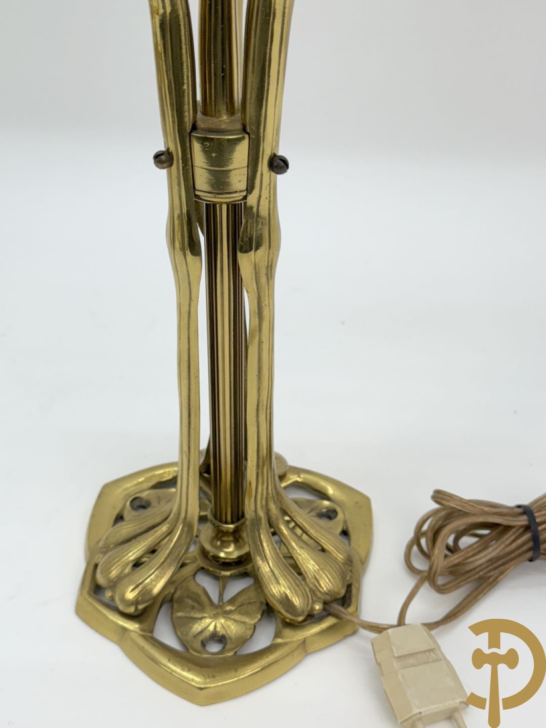 Paar koperen vierarmige lampen met gestyleerde bloemen-en plantenmotieven, Jugendstil