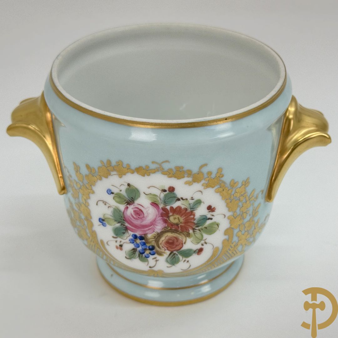 Mooi lot Limoges porselein bestaande uit grote en kleine Medici vaas met bloemendecor, 3 cache pots, bord, 2 coupes, Tas en schoteltje (9 stuks in totaal)