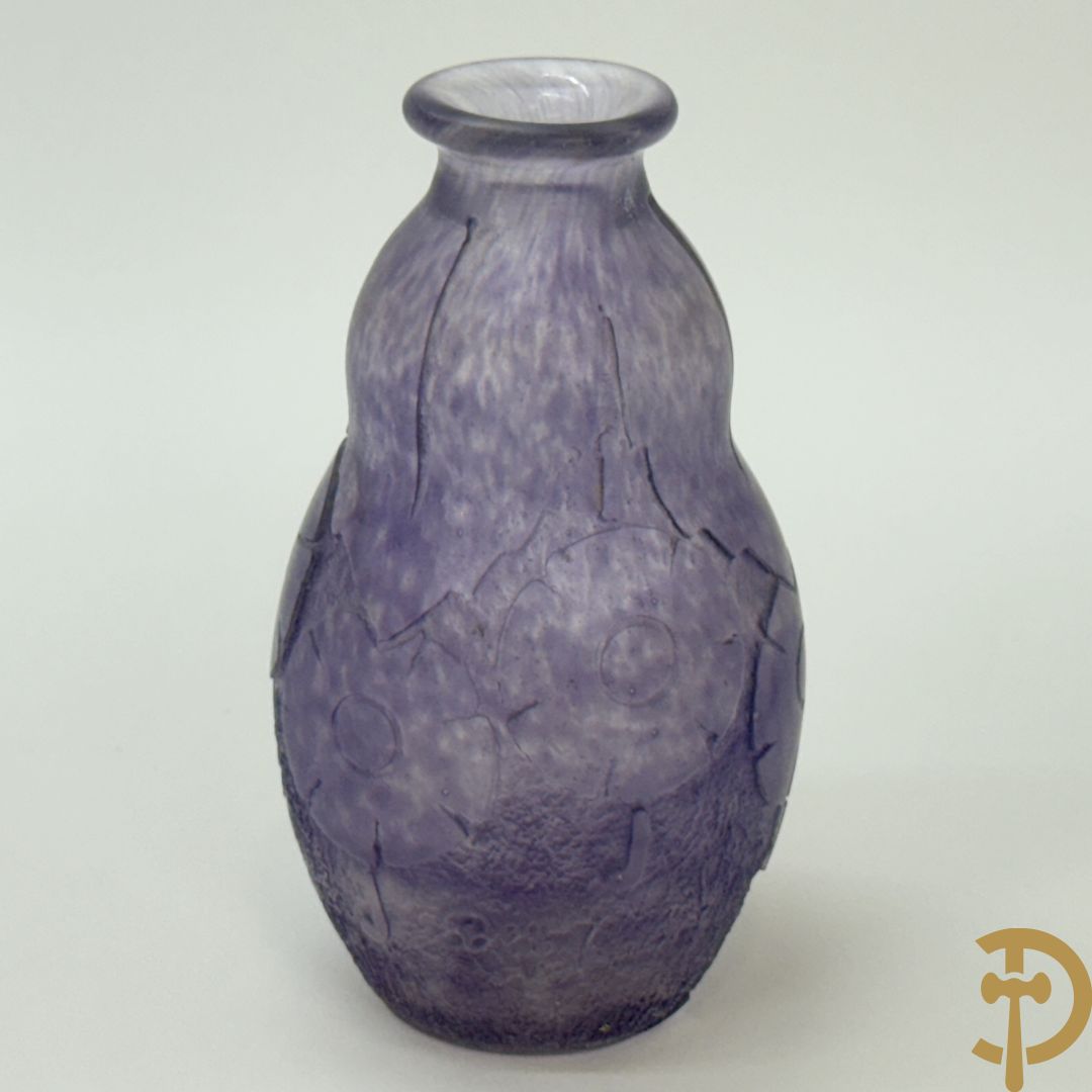 Pate de verre vaasje met bloemenmotieven, Art Deco periode, Degue getekend