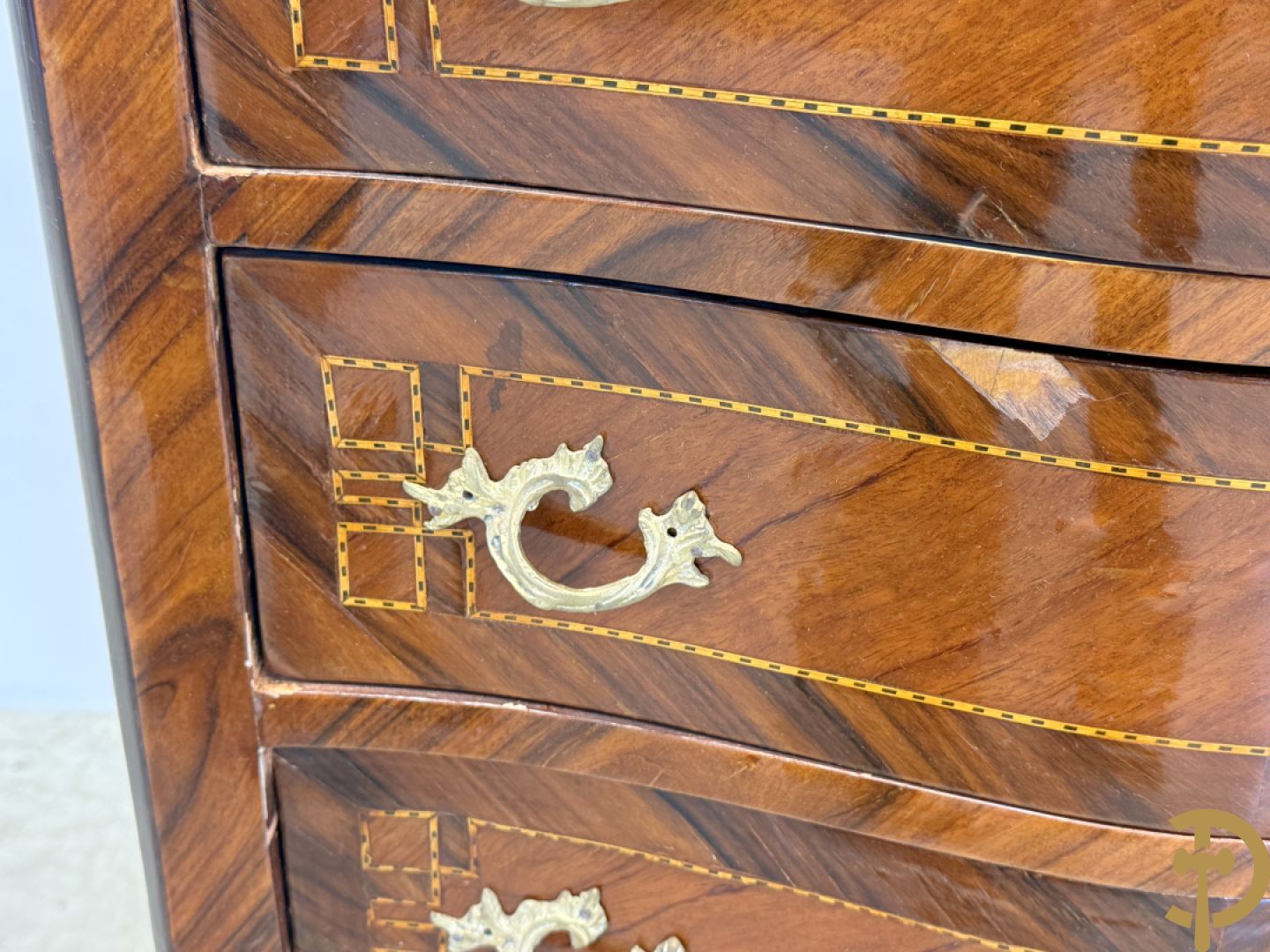 Notelaren gemarketteerde zevenladen kast met bronsbeslag, replica, jaren 