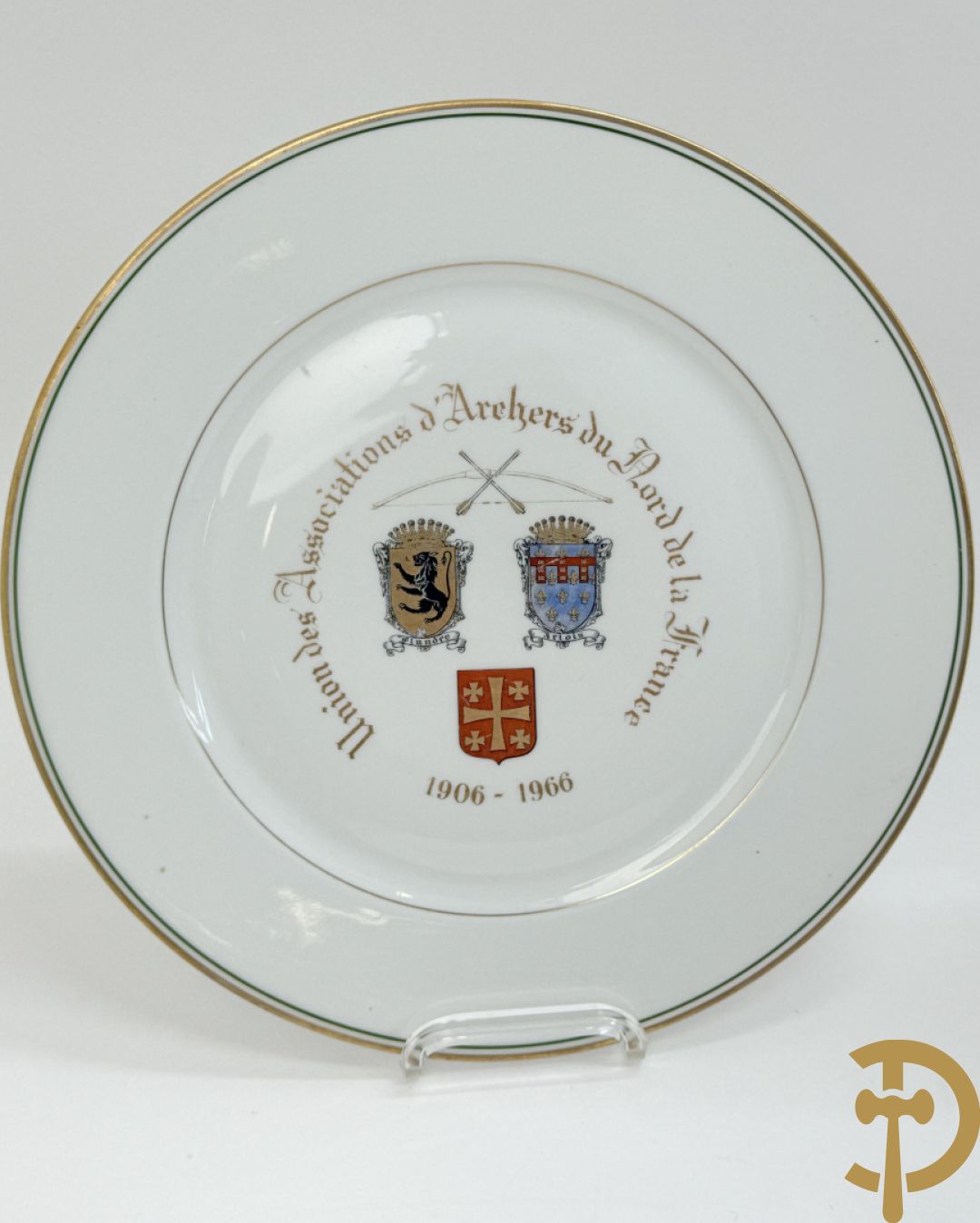 Acht porseleinen borden van boogschuttersgildes