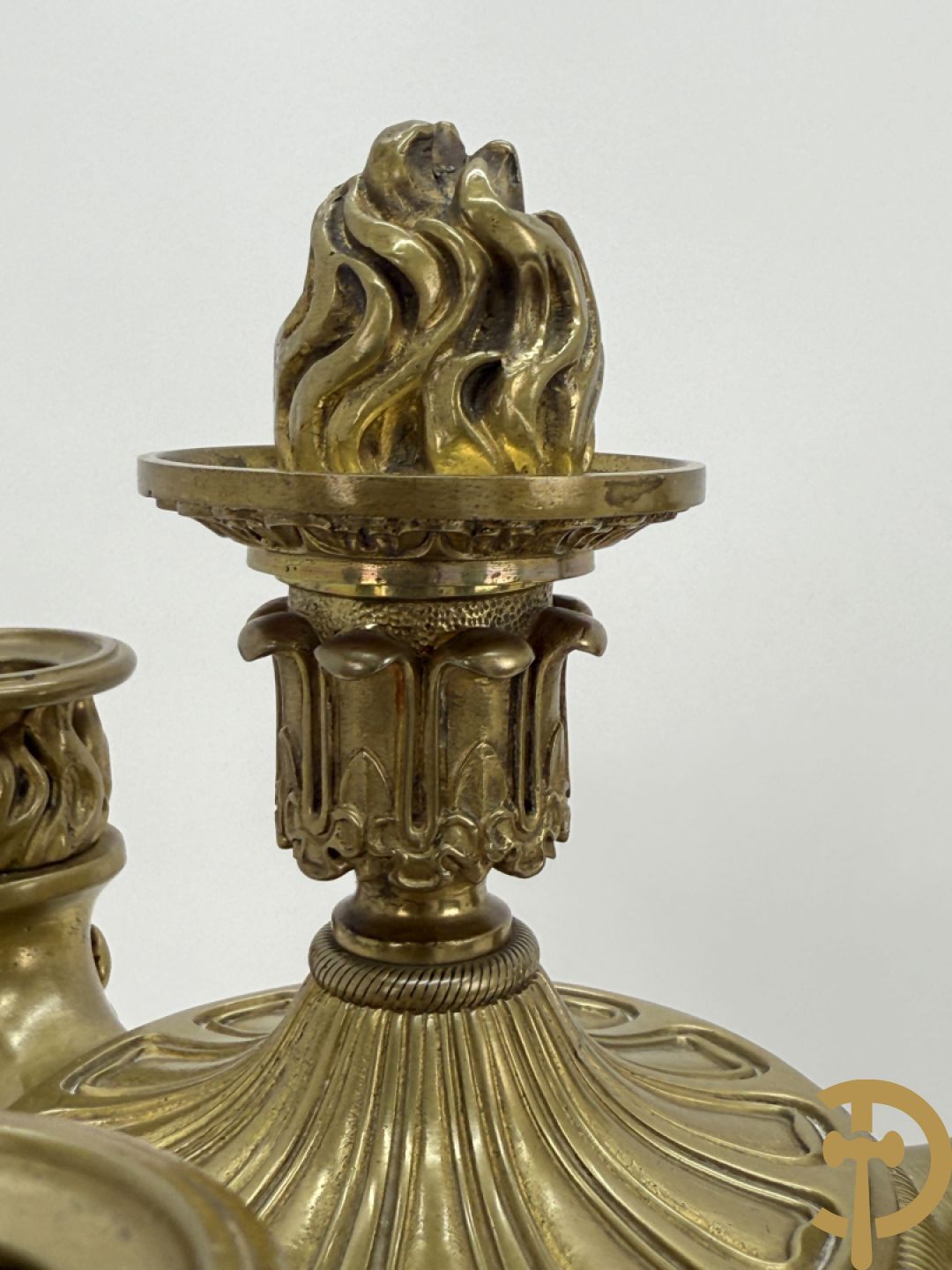 Paar bronzen 3-armige Empire kandelaars met flambeau bekroond
