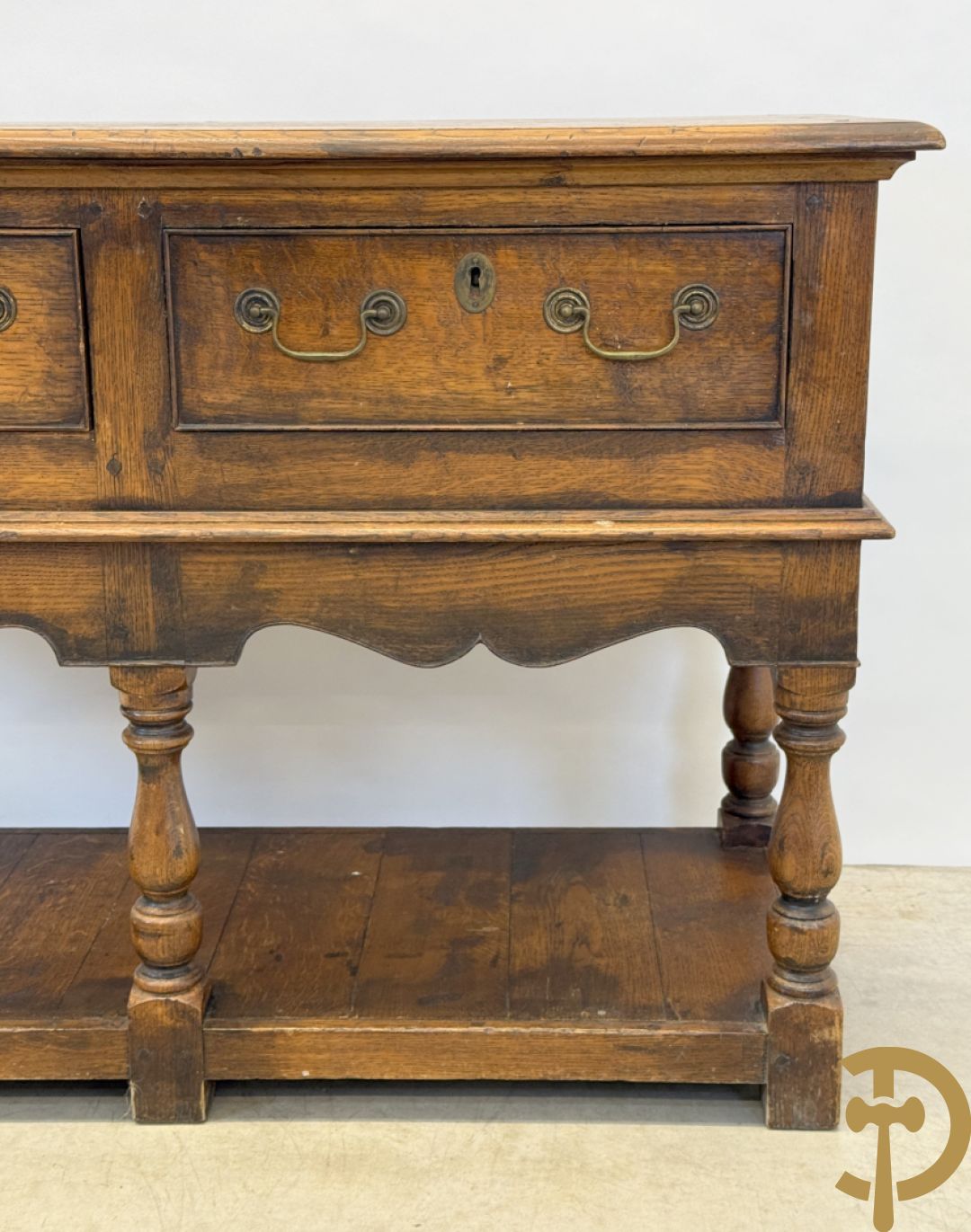 Massief eiken Engelse side board met 2 lades, op ballusterpoten