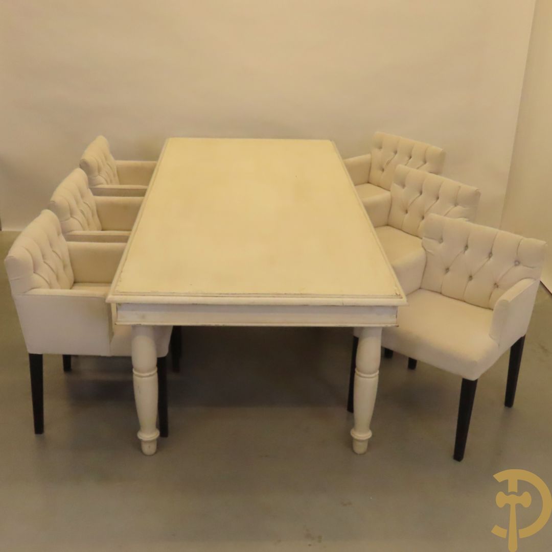 Wit geceruseerde rechthoekige tafel op ballusterpoten + 6 wit gecapitoneerde armstoelen