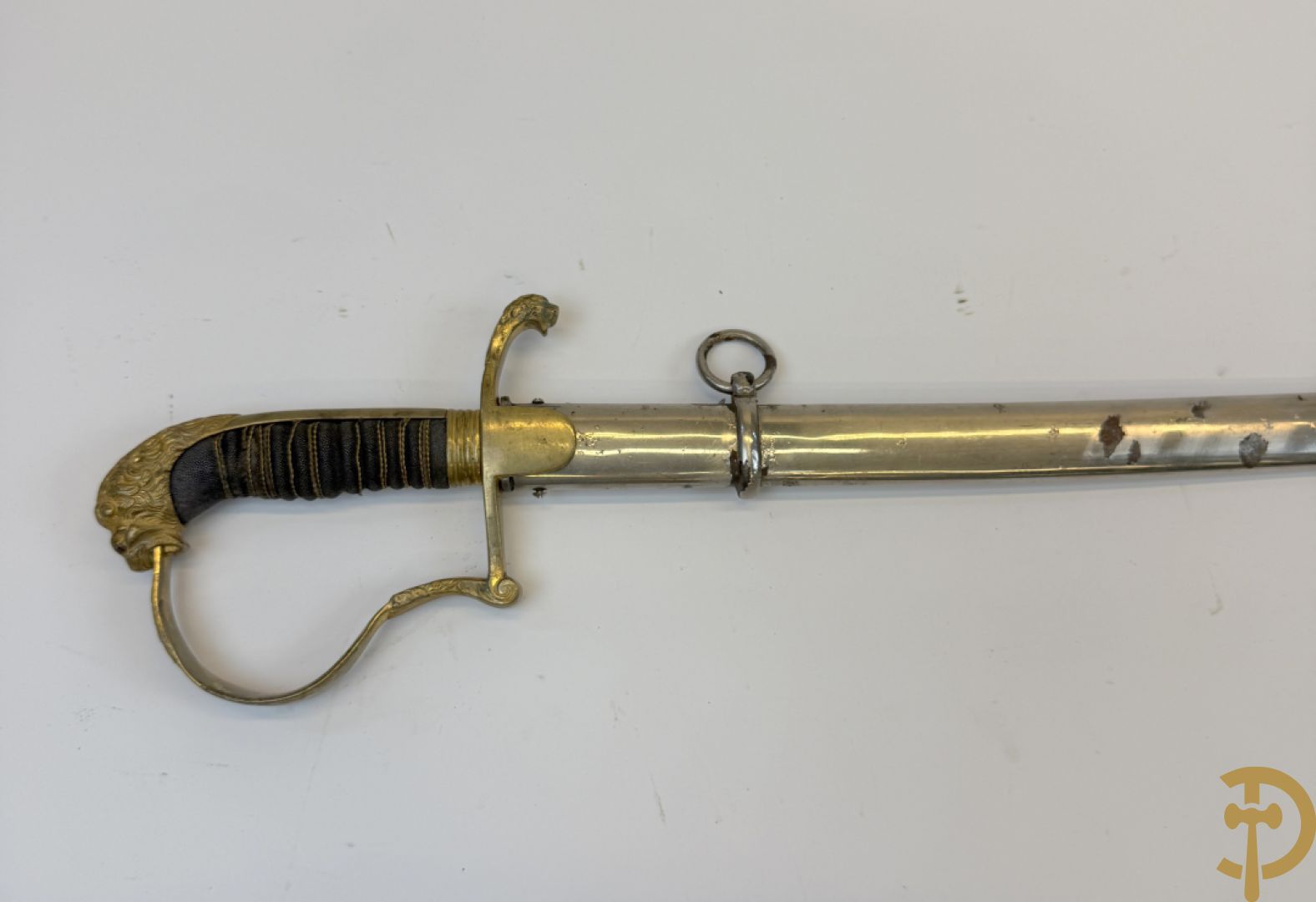 Duitse sabel met leeuwenkop in schede