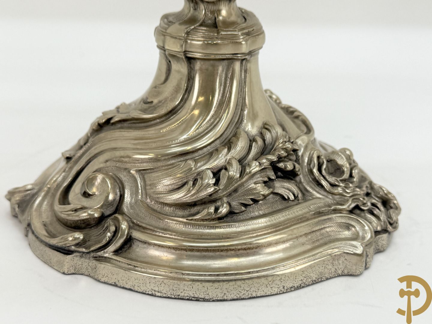 Paar massief zilveren getorste zesarmige kandelaars met Louis XV motieven, met import stempel 