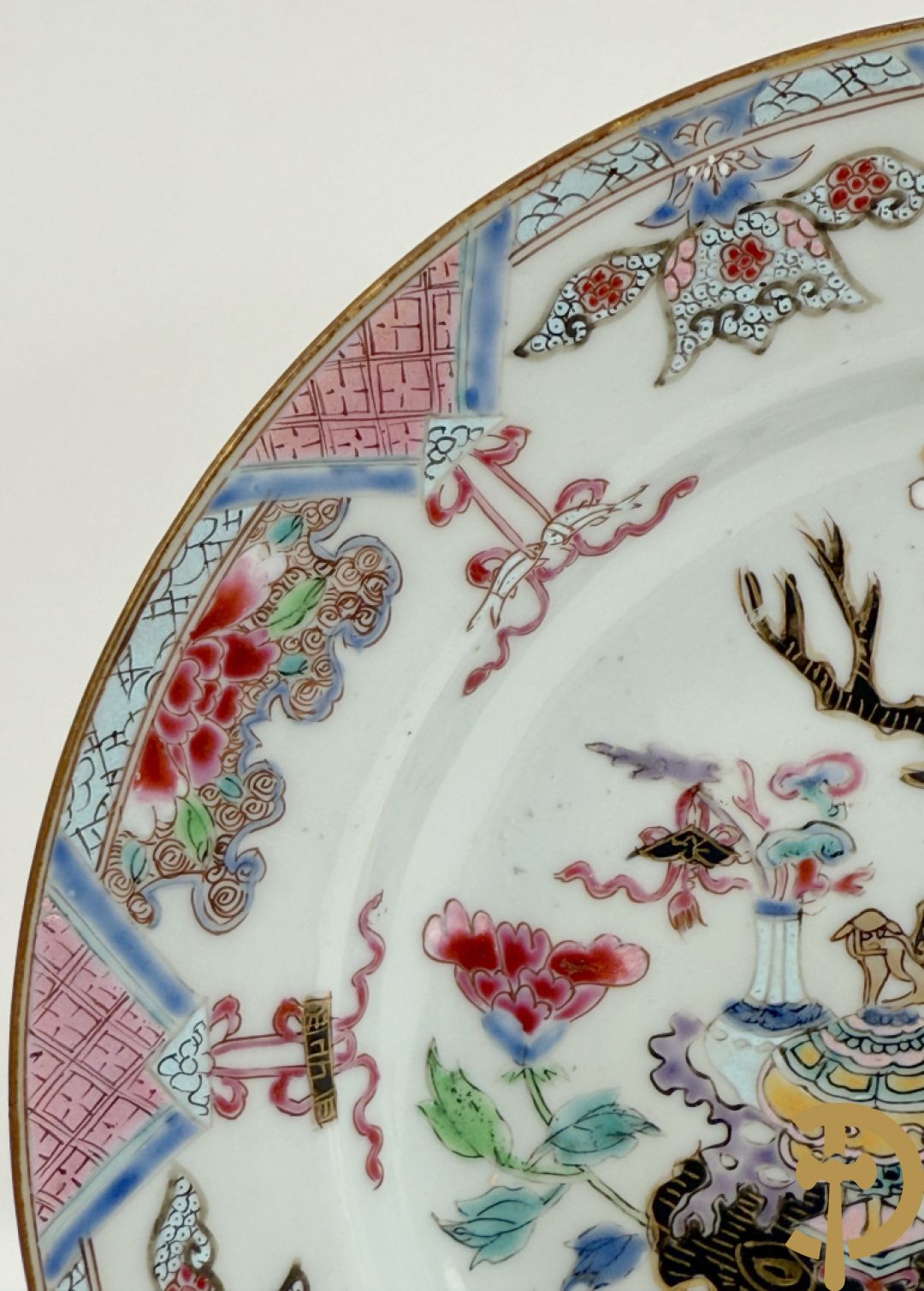 Chinese porseleinen ballustervormige vaas, King Long  + 2 porseleinen bordjes met bloemendecor + 2 bordjes met vazen- en bloemendecor + kopje en schoteltje Imari + dekselpotiche met vogel en bloemendecor