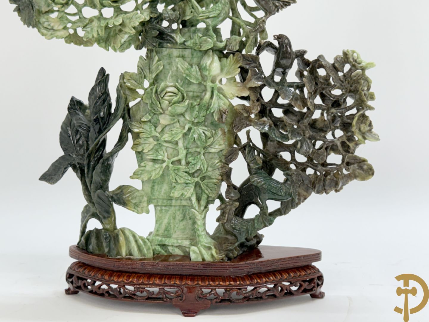 Chinese handgesculpteerde sculptuur in speksteen met amfoor, bloemen en vegelmotieven (tweedelig)