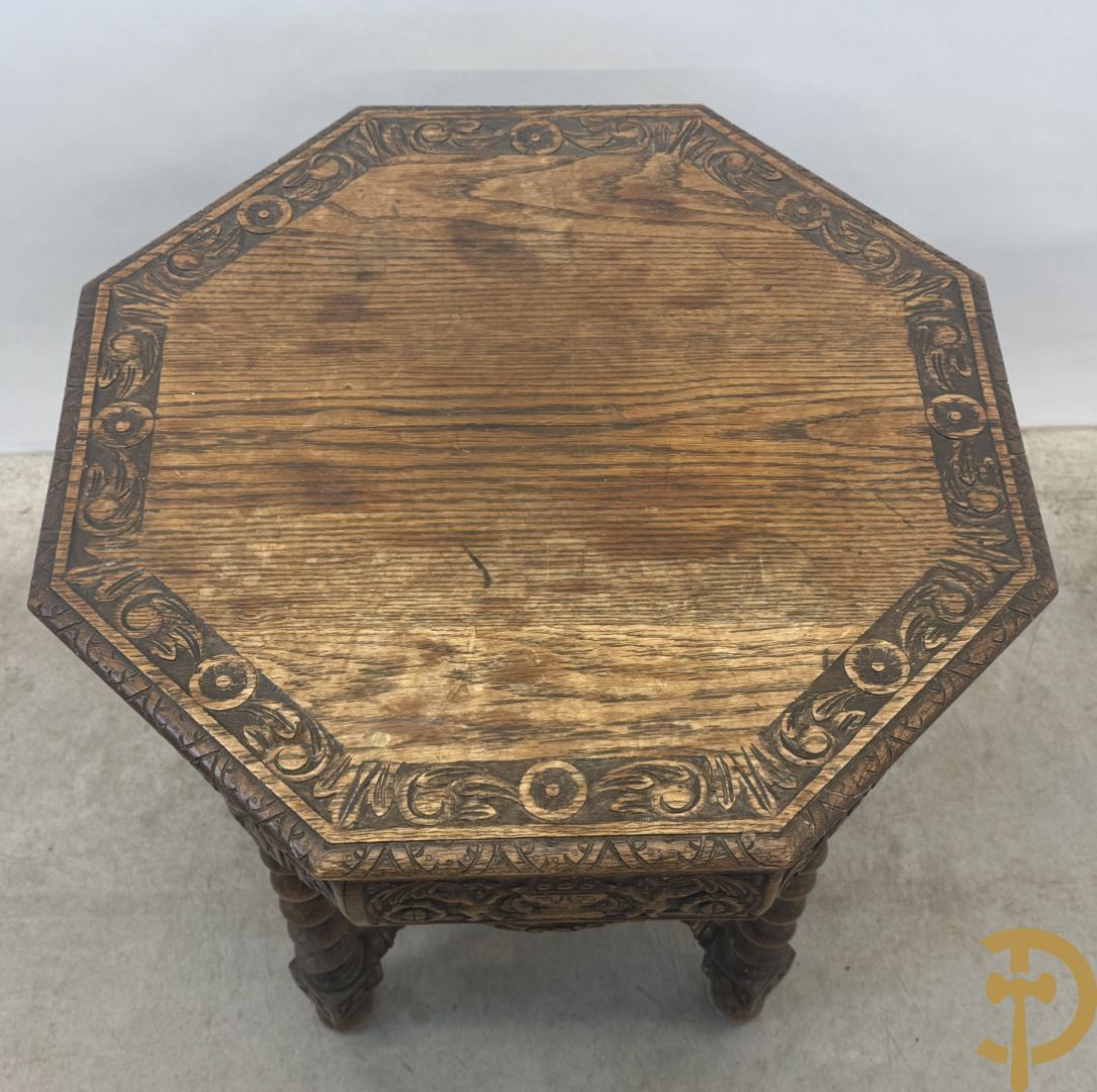 Massieve eiken tafel met achthoekig blad en sculptuur van bloementakken en accanthusranken - op 4 getorste poten