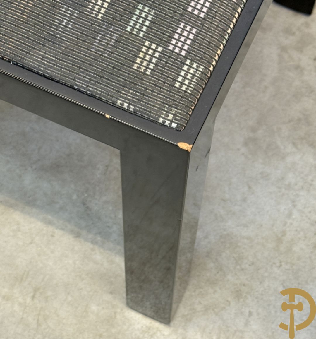 Zwartgelakte uittrekbare vintage designtafel met 4 bijhorende stoelen model 