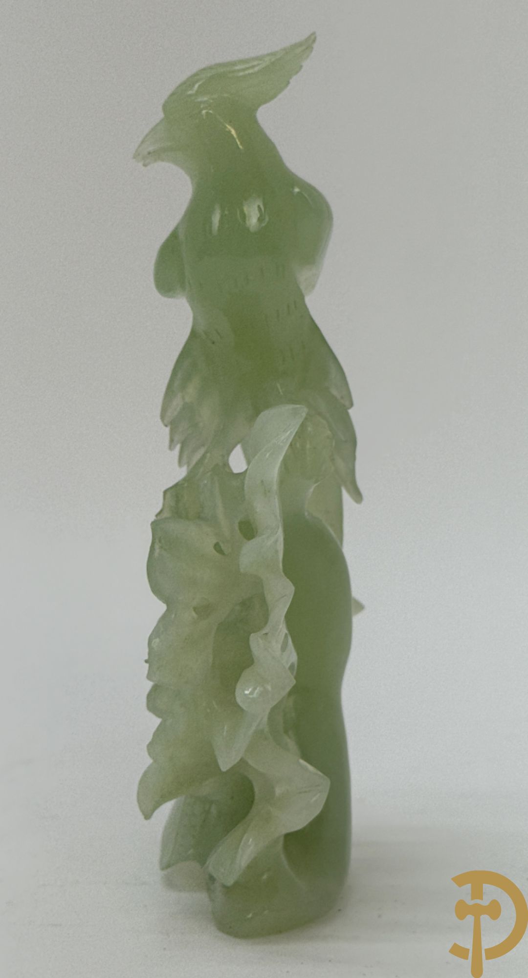 Vier Chinese handgesculpteerde vogels in jadeiet met bloemendecoratie