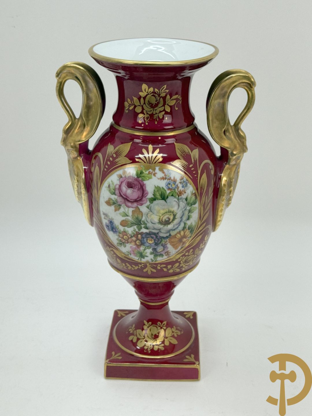 Sèvres cachepot met dubbel decor van handbeschilderde romantische dames en bloemendecor + cachepot in Frans porselein met bloemendecor gevat in bronzen houder + Limoges medici vaas met zwanehalzen