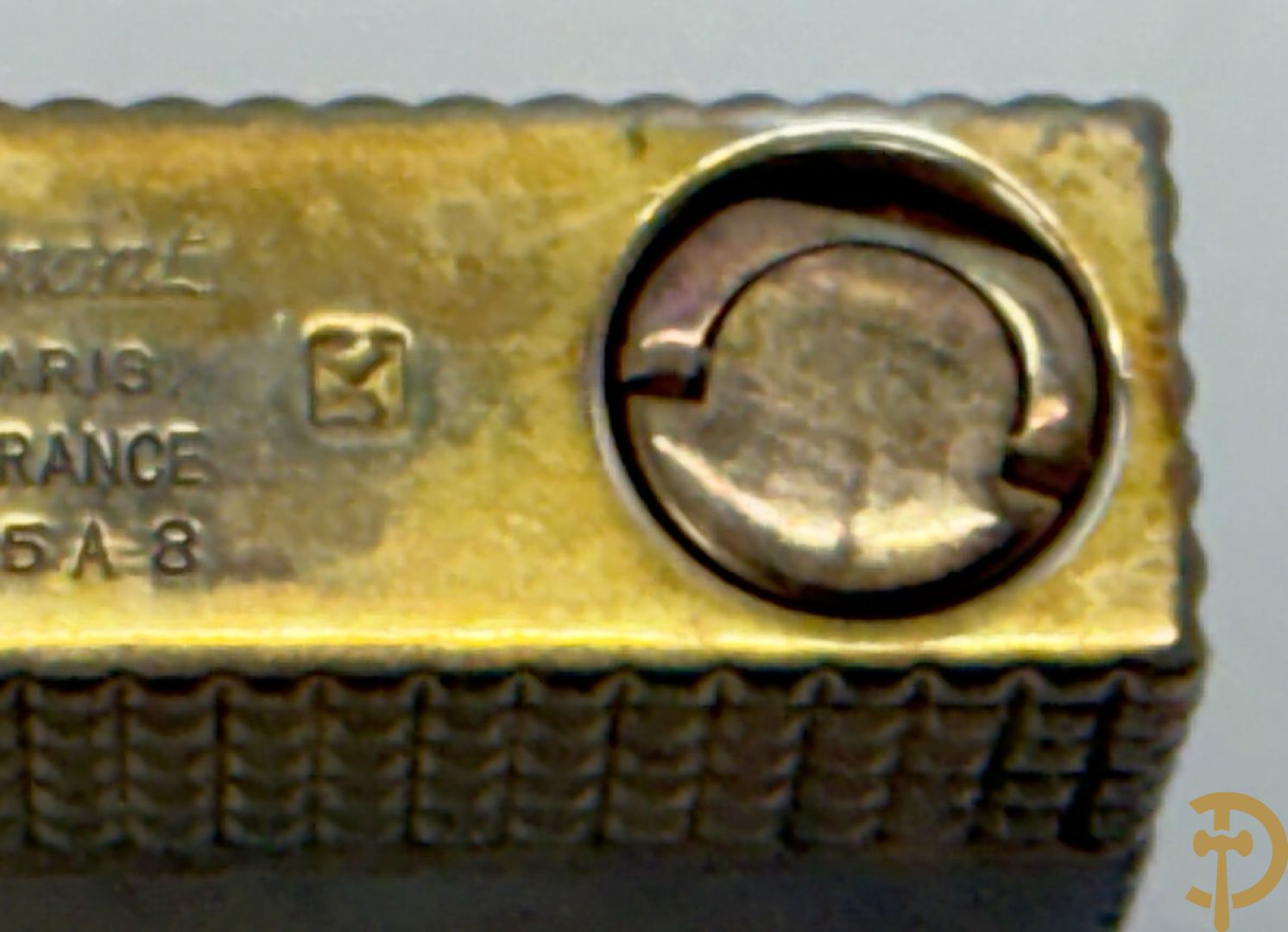 Vergulde aansteker S.T. Dupont met lijn en bandmotief serienummer "07D05A8" - in etui