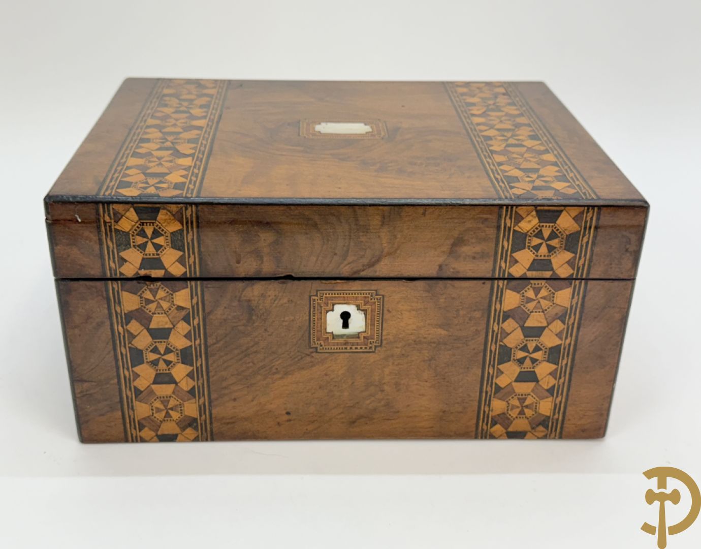 Schrijfbox in wortelnotehout met marquetterie en bovenaan een parelmoer plakkette + Japanse zwartgelakte openklapbare schrijfbox met verguld geanimeerd decor
