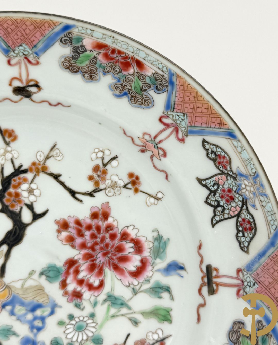 Chinese porseleinen ballustervormige vaas, King Long  + 2 porseleinen bordjes met bloemendecor + 2 bordjes met vazen- en bloemendecor + kopje en schoteltje Imari + dekselpotiche met vogel en bloemendecor