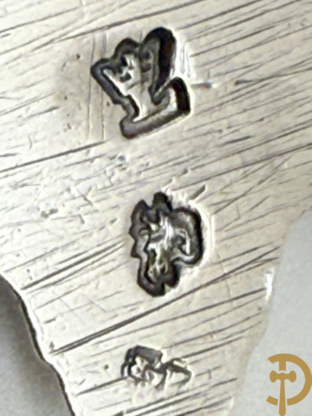 Massief zilveren schaal met handvaten in schelpvorm , Parijs 1752-1753, zilversmid Antoine Bailly, het meesterteken is aangebracht op beide handvaten en middenstuk, met décharge stempel paardenhoofd