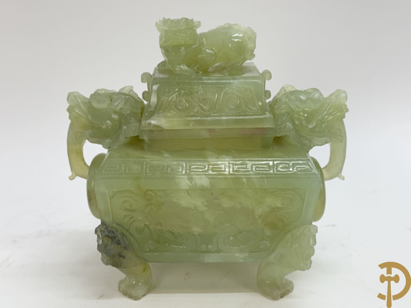 Brule parfum met sculptuur van fo honden in jadeiet + dekselpotiche in jadeiet met bloemen en vogeldecor